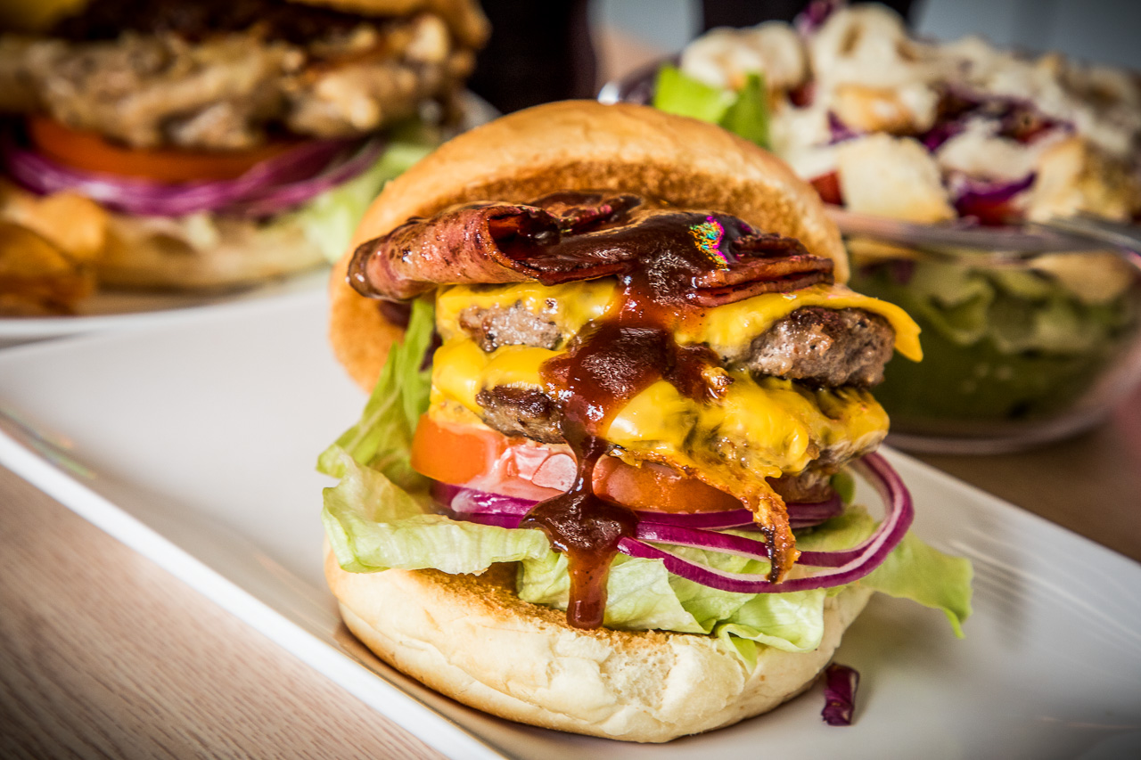 網站近期文章：衝擊漢堡SlamBurger｜超爆料吃一顆飽一天！連外國人都說讚的巨大美式漢堡