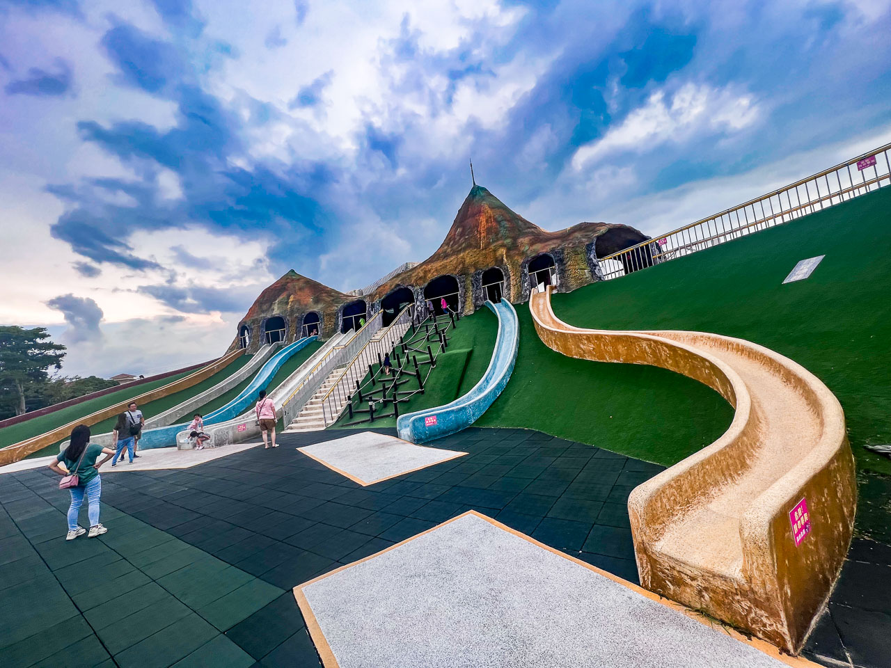 火焰山溜滑梯,竹南獅山親子公園
