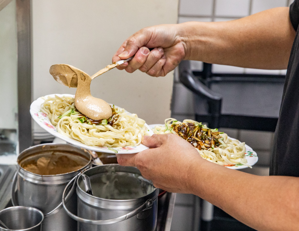 網站近期文章：公園老店涼麵、肉羹麵｜一早開門就人潮不斷！白醋三醬超強涼麵，滿滿香菇肉羹也必點