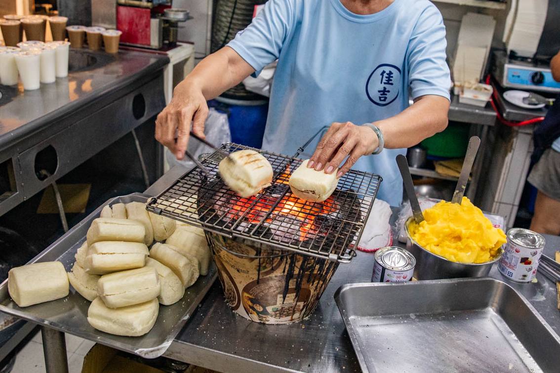 東港烤饅頭,屏東烤饅頭,佳吉碳烤饅頭,屏東美食,東港美食,東港小吃 @大手牽小手。玩樂趣