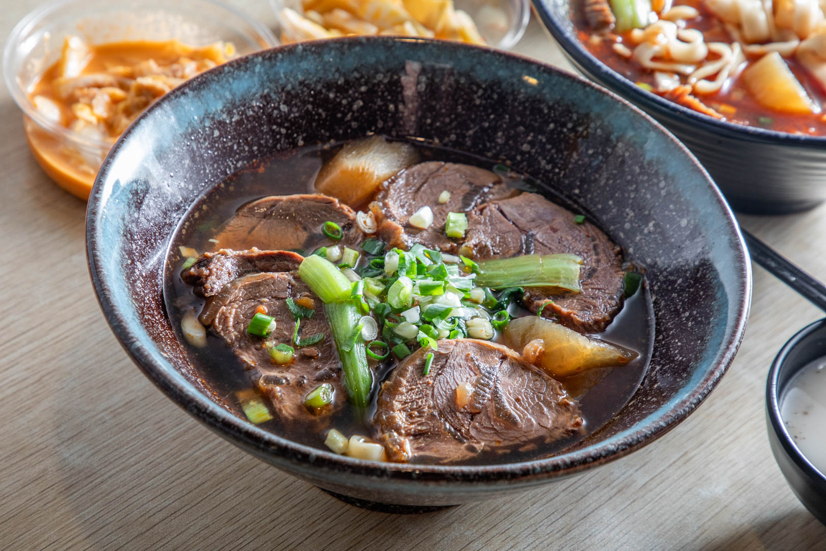 中原美食,中壢聚餐,中壢牛肉麵,中原牛肉麵,牛吃嫩草牛肉麵館,中壢好吃牛肉麵,中壢美食 @大手牽小手。玩樂趣