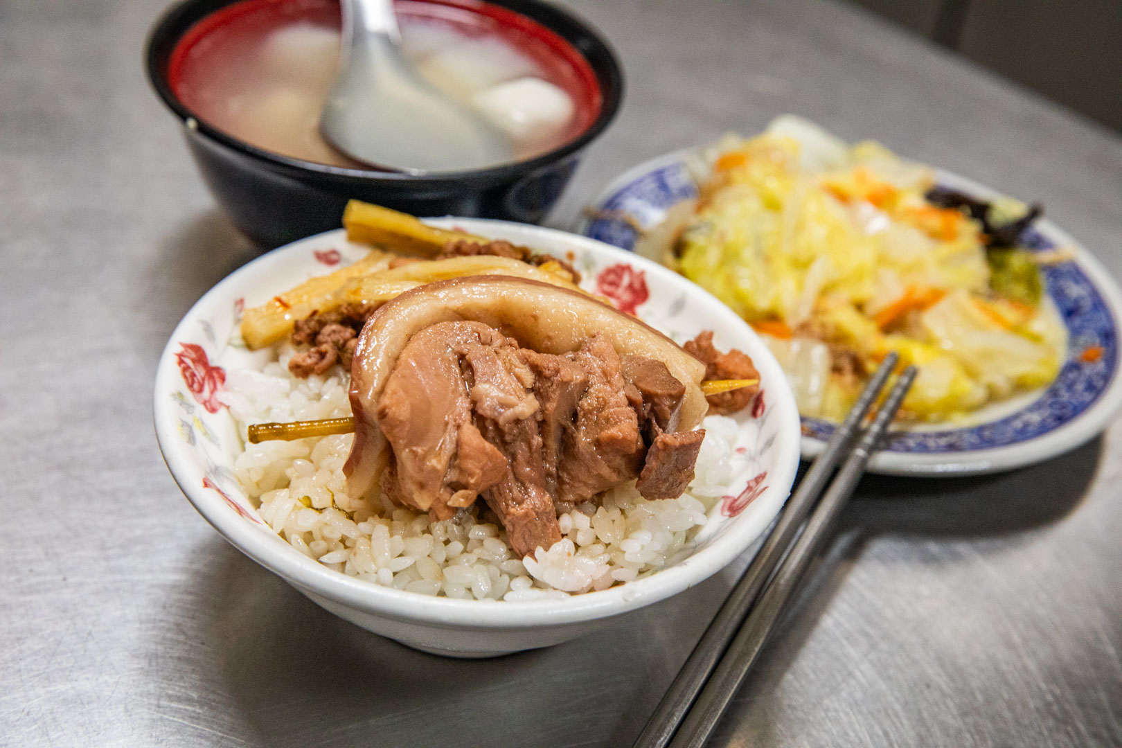 網站近期文章：老店朱爌肉飯｜開門營業一直排到打烊，藏身菜市場內五十年歷史老牌爌肉飯