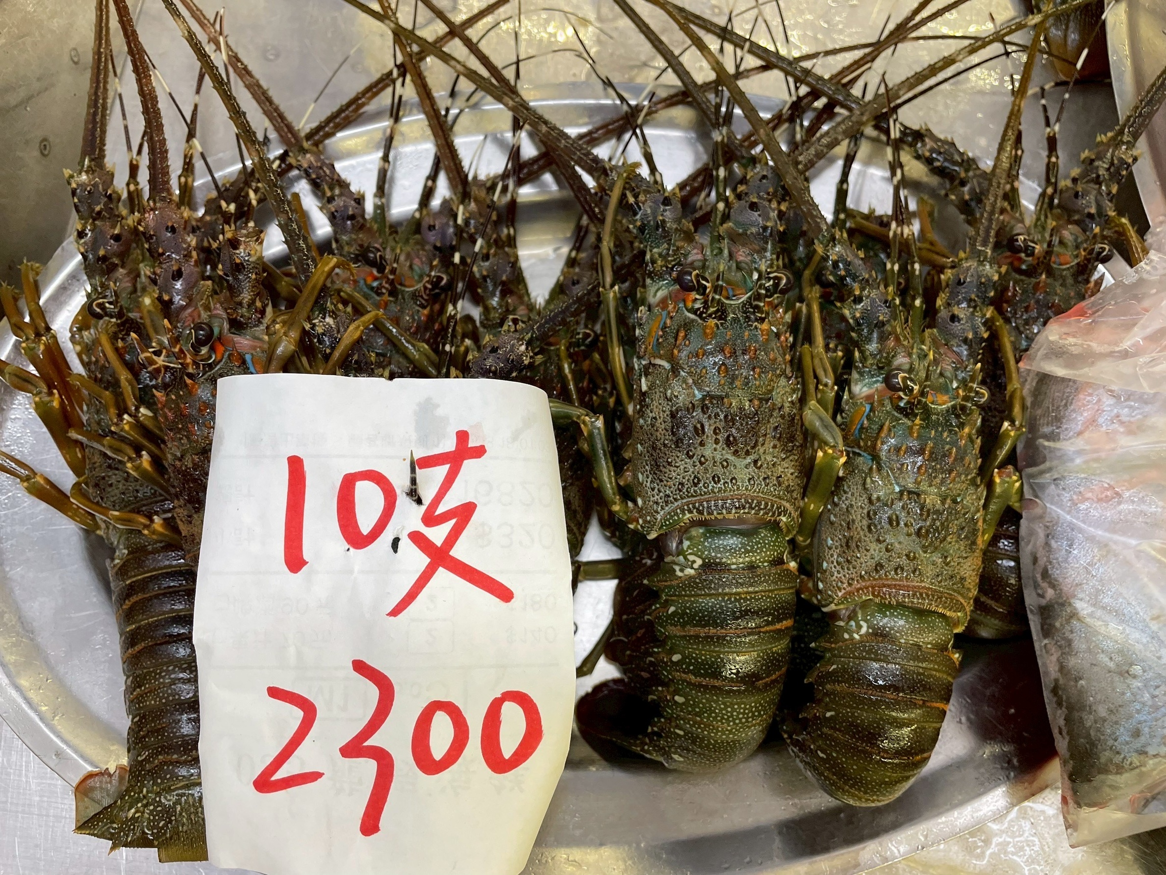 網站近期文章：055龍蝦海鮮餐廳｜十尾龍蝦只要2300元！還以為是魚市場？標價透明一字排開滿滿新鮮魚貨，超夯海景海鮮餐廳！