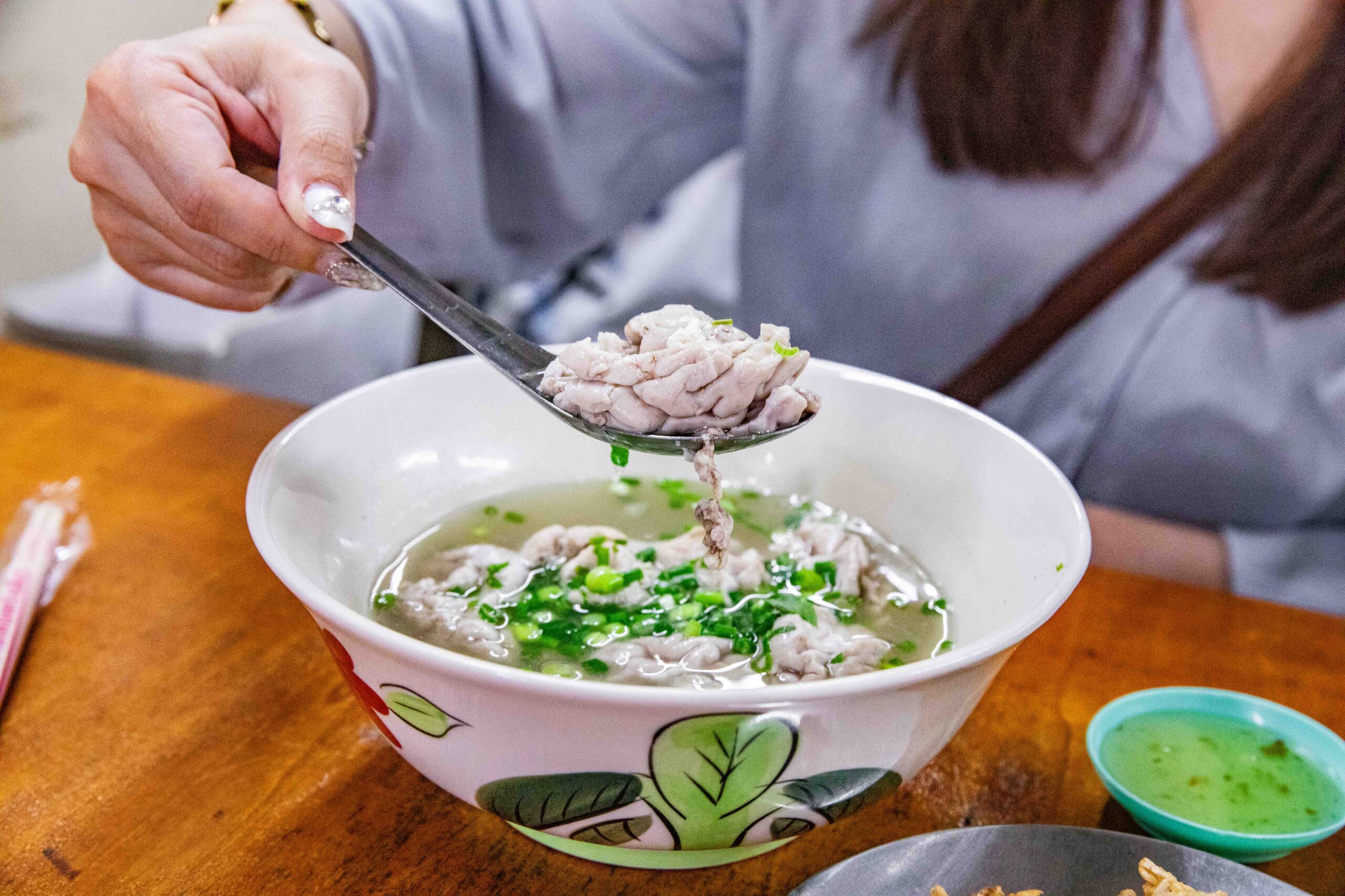 網站近期文章：Thai Tham豬腦湯｜近百年歷史的真功夫，食材原味鮮度拉滿，入口即化極品豬腦，老奶奶的米其林推薦胡椒豬腦湯