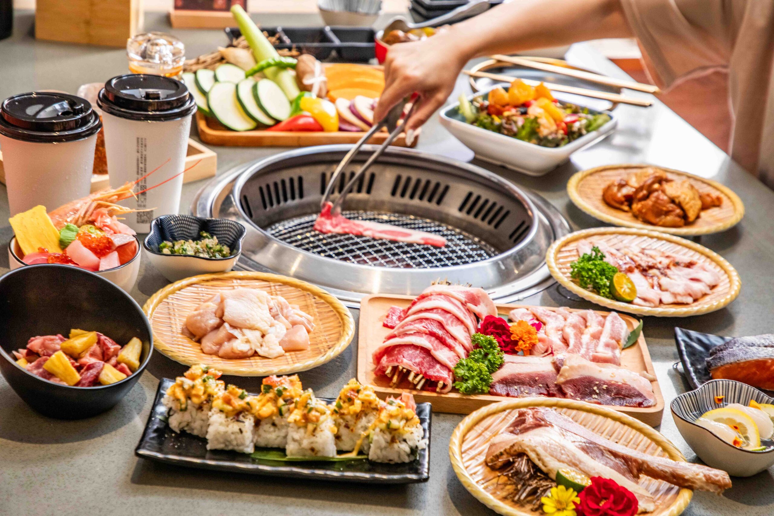 網站近期文章：爽爽TAKE燒肉林口店｜不只燒肉厲害，連副餐都超狂！燒肉套餐壽司、生魚片丼飯、牛肉燉飯通通有，外加自助吧、手搖飲無限吃到飽爽度破錶