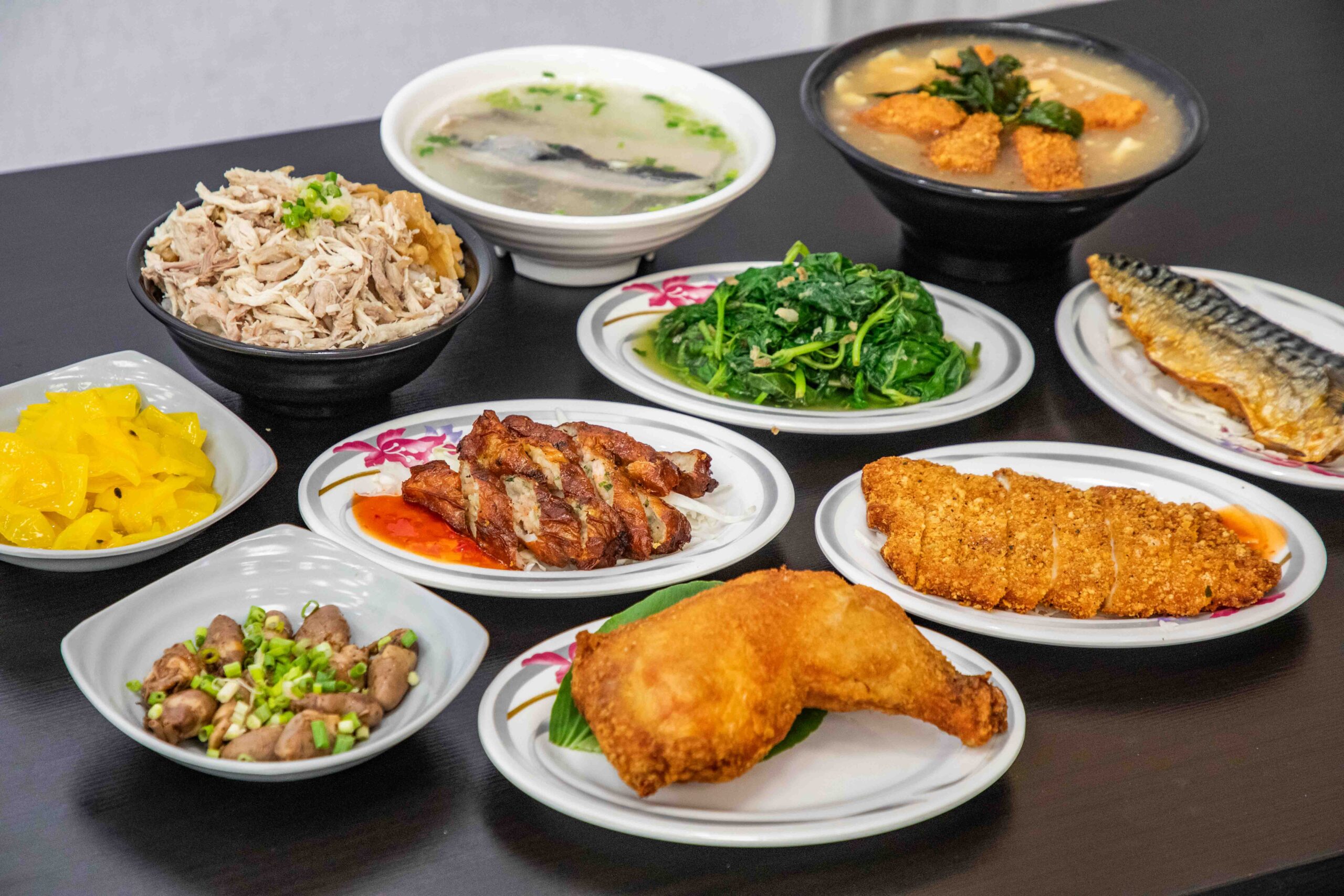 網站近期文章：吃飯｜南部經典小吃集結在同一張餐桌！火雞肉飯堆成小山高，還有大碗道地南部口味𩵚魠魚焿都必點