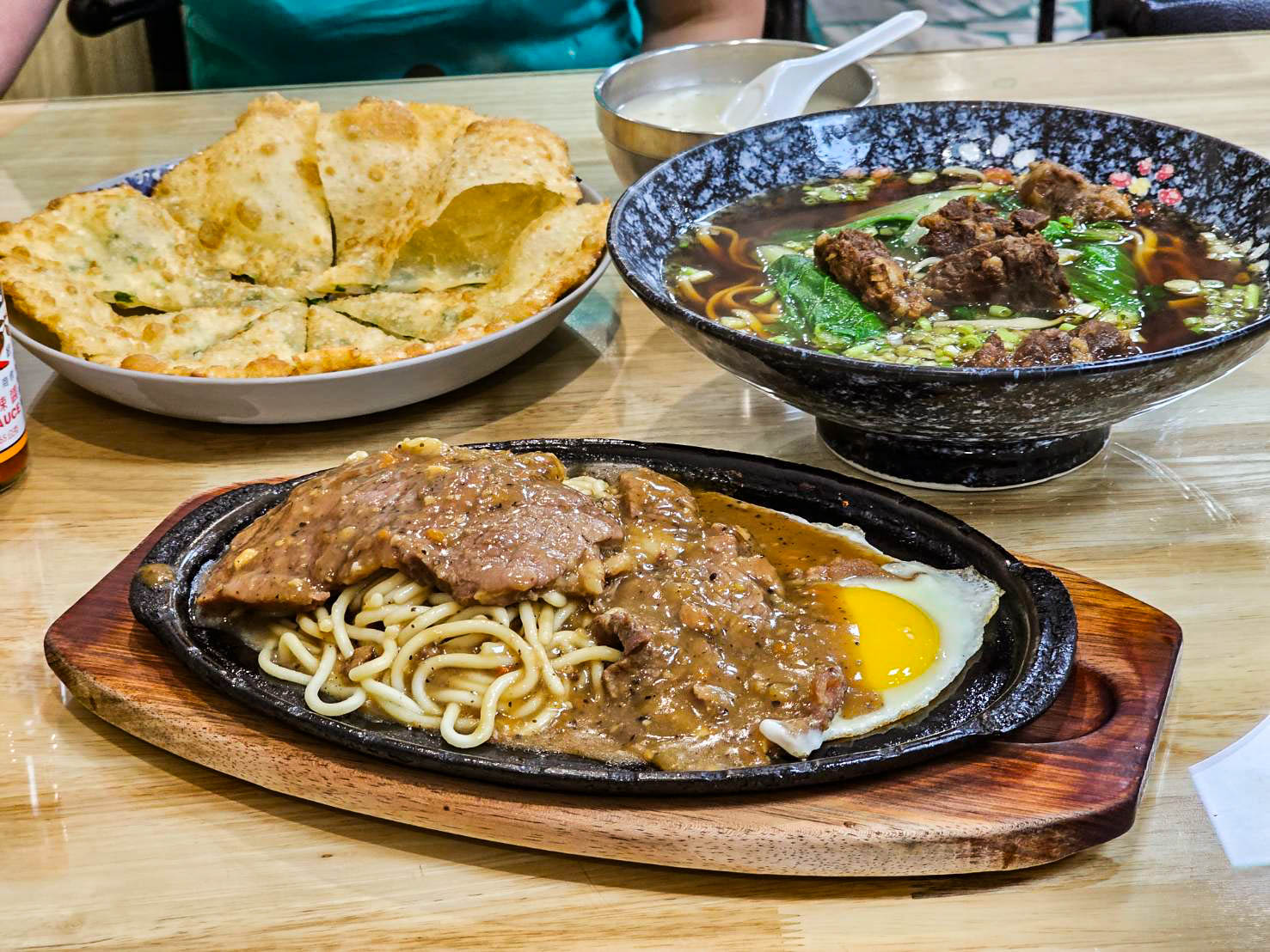 網站近期文章：上好牛排｜吃牛排還能嗑牛肉麵？這裡可以同時吃到牛排跟牛肉麵！在地人這樣吃的隱藏版組合