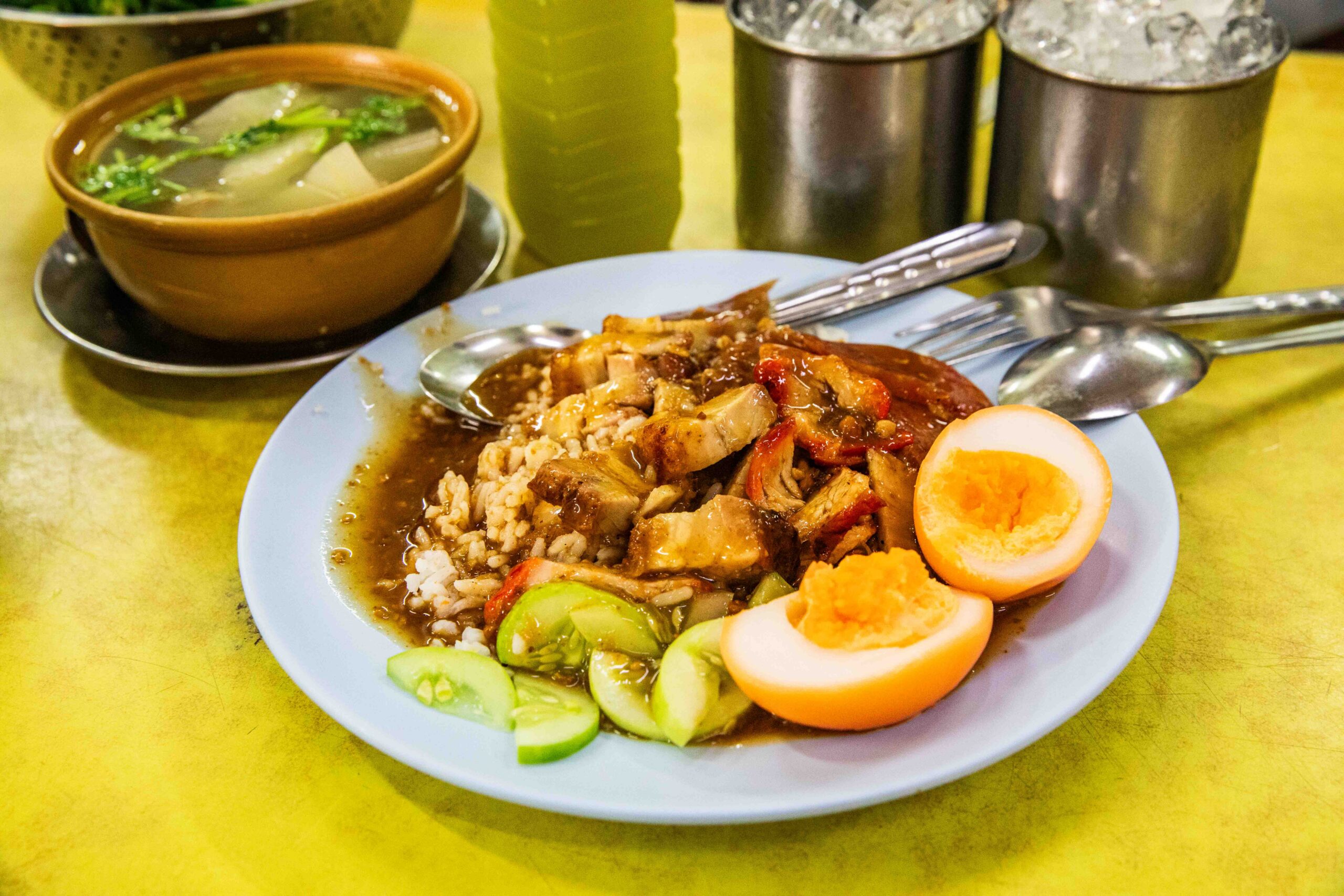 網站近期文章：Khao Moo Daeng Si Morakot｜脆皮燒肉、叉燒放滿滿，肉比飯還多！超過70年歷史泰式叉燒飯老店