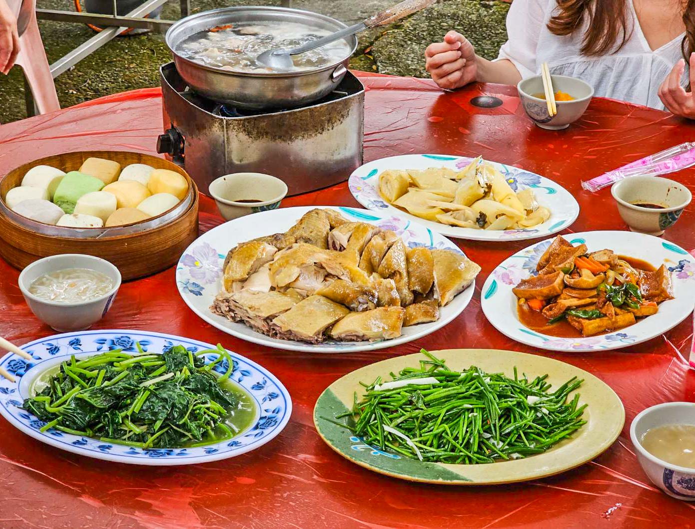 網站近期文章：陽明山竹子湖杉木林餐廳｜隱身山林在地三十年低調土雞城，皮Q肉嫩雞多汁，饕客群聚大樹下吃土雞超有FU