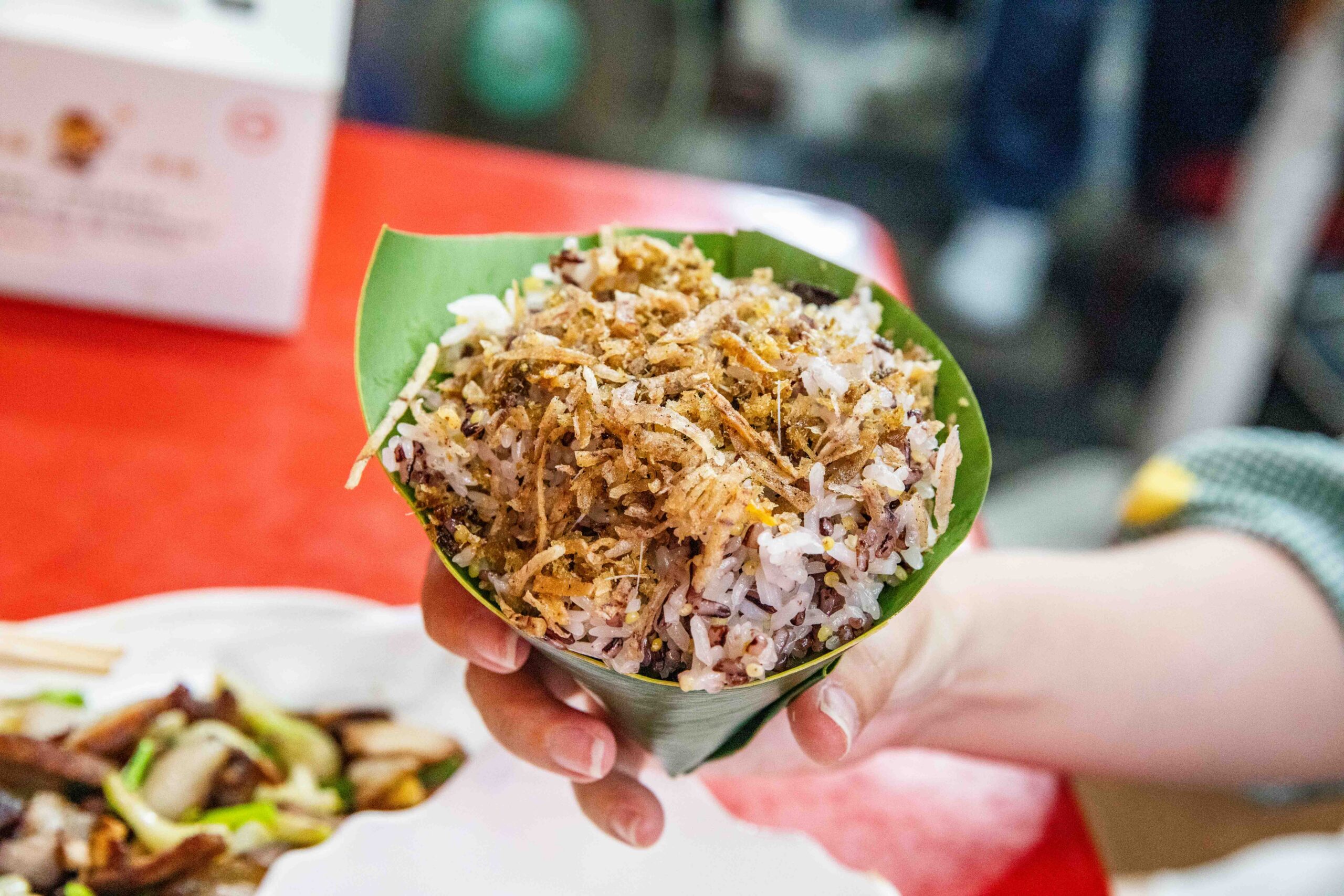 網站近期文章：阿讓原美味｜外觀像支甜筒冰淇淋的月桃飯，搭配大盤爆炒鹹豬肉，平價大份量必吃原住民美食