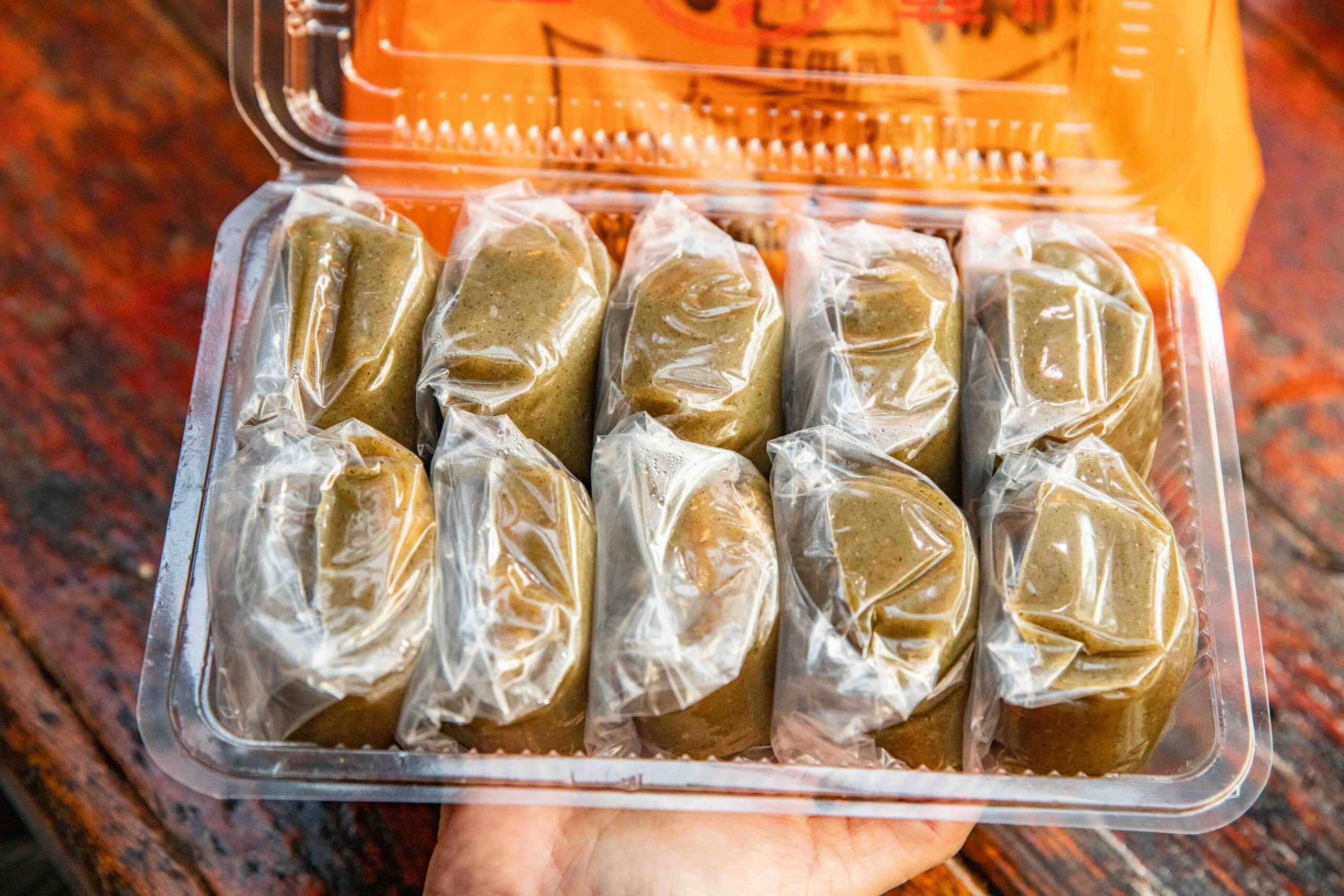 網站近期文章：阿蘭草仔粿｜藏身老街超人氣排隊名攤，均一價通通20元，真材實料軟糯草仔粿、芋粿巧
