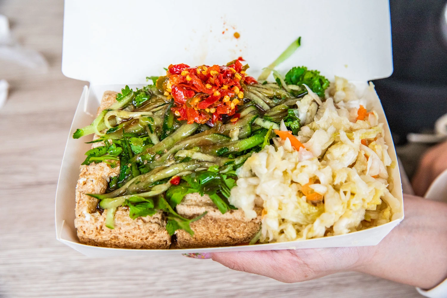 網站近期文章：義興臭豆腐2店｜爆量泡菜酥脆現炸臭豆腐，外酥內嫩蘿蔔糕也必點