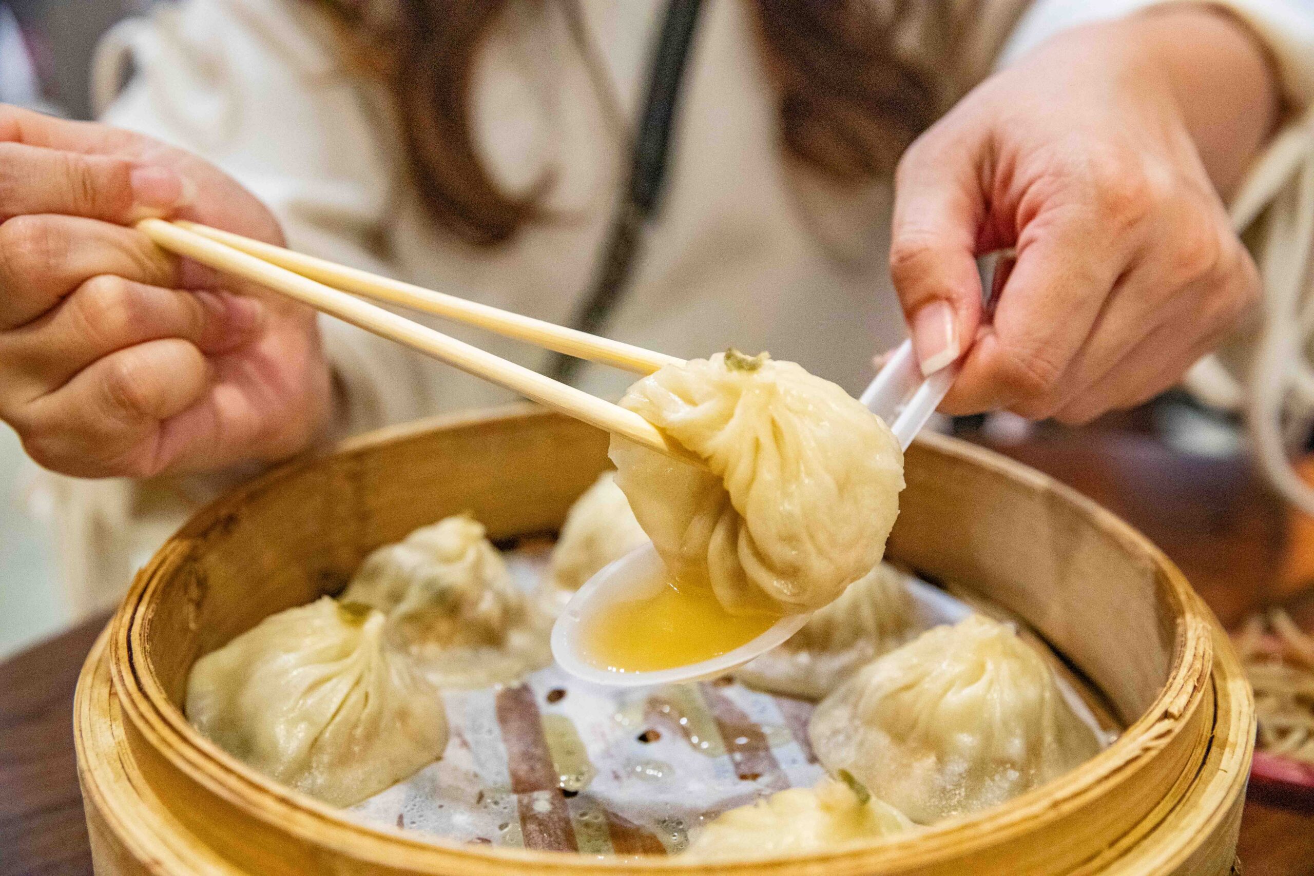 網站近期文章：熊家湯包｜湯汁超多湯匙裝不完！現包現蒸藏身夜市小籠湯包名店