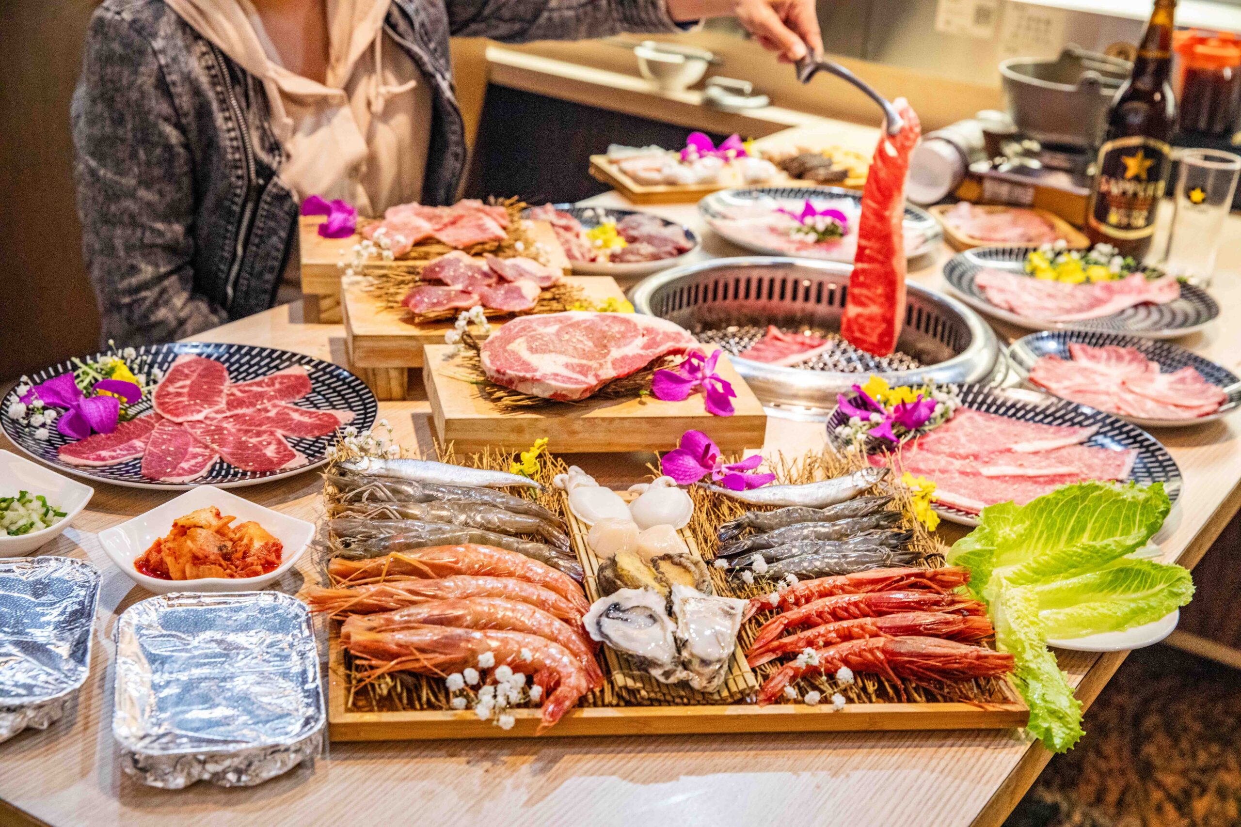 網站近期文章：燒肉道｜全台首創軌道送餐燒肉吃到飽，CP超高頂級燒肉、日本生食級干貝火烤兩吃