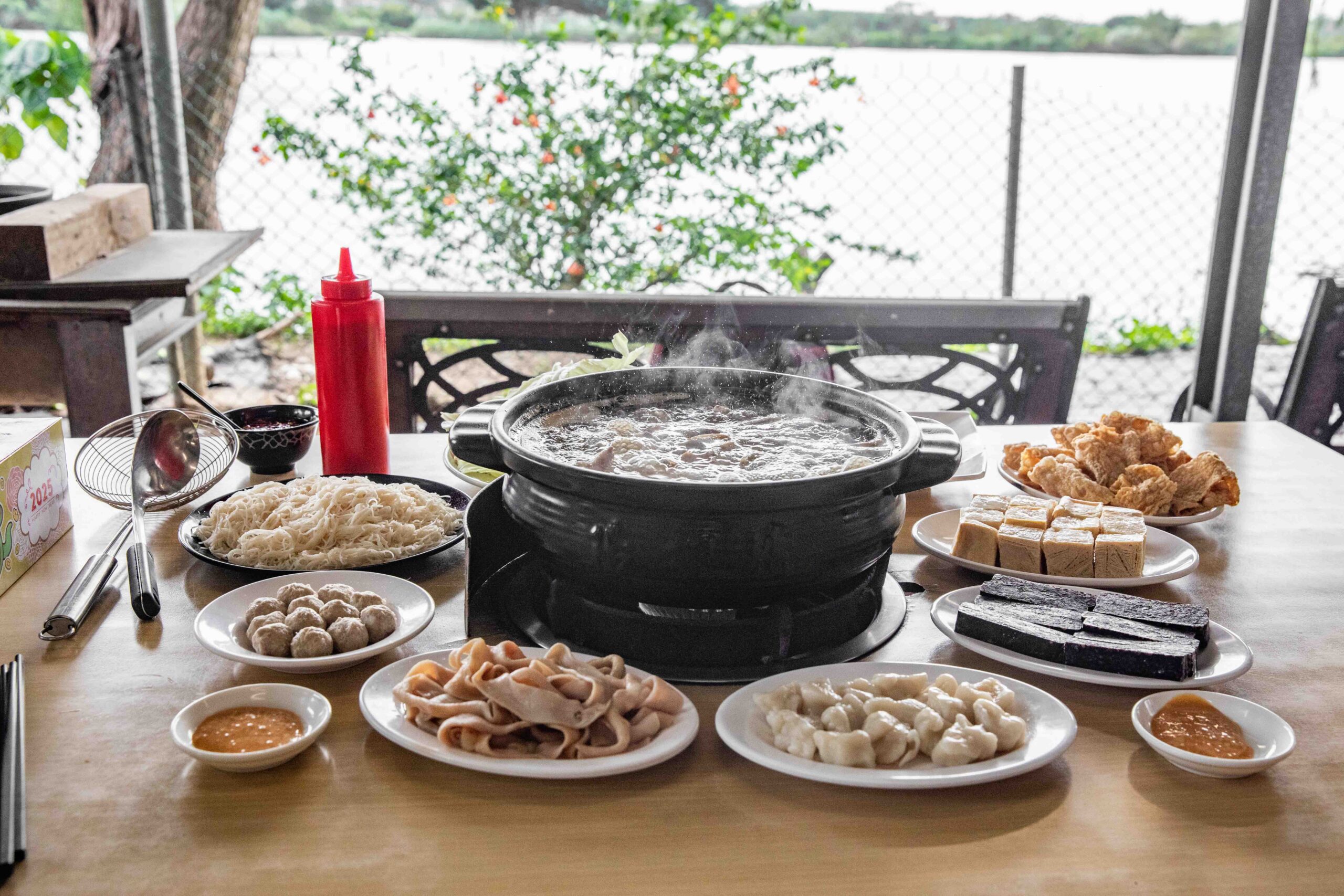 網站近期文章：陽柳塘薑母鴨｜藏身鄉間小路湖畔景觀大份量薑母鴨！不給預約想吃得自己來排