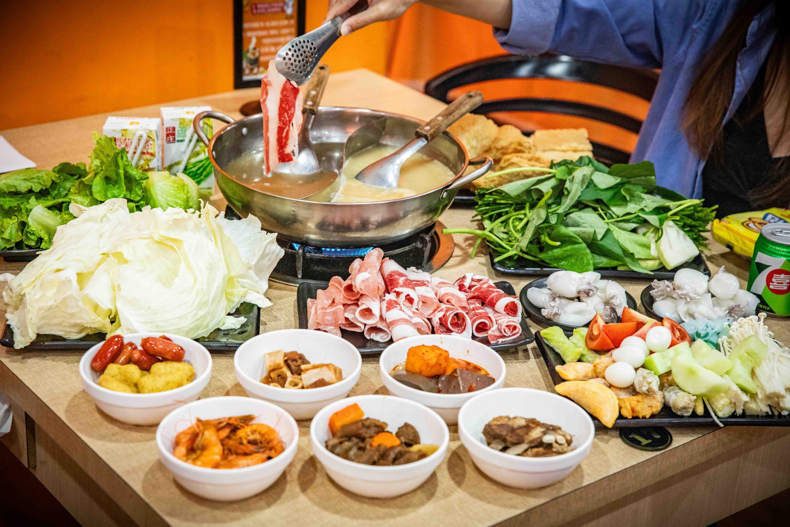 網站近期文章：正老林金 醇香雞湯｜一口價$550元濃醇金黃雞湯鍋無限吃到飽，近百種食材原肉火鍋肉片、羊肉爐、炒蝦、豬腳等任拿任吃