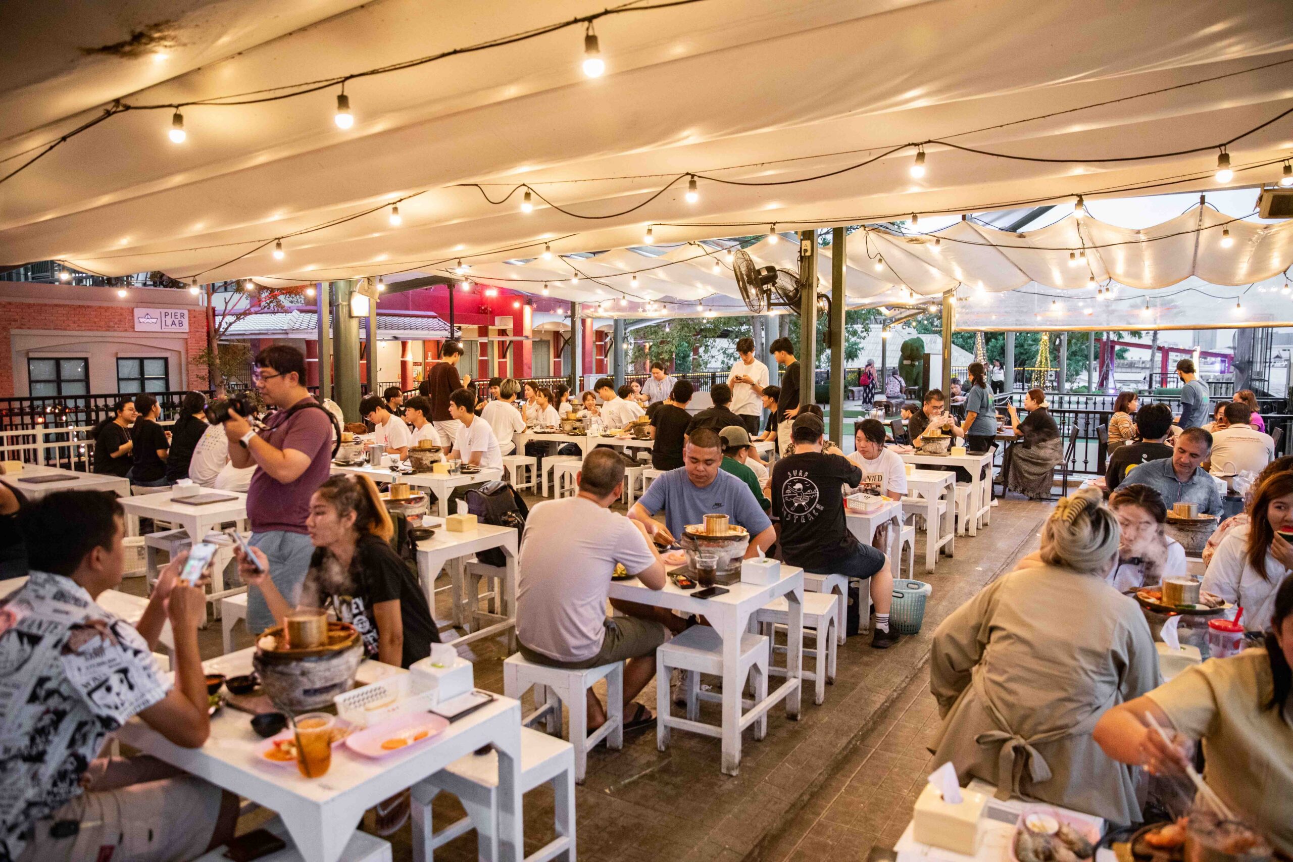 網站近期文章：Pranakorn Grill｜泰國蝦吃到飽不用300元還不限用餐時間！人潮爆滿河畔景觀火烤兩吃吃到飽