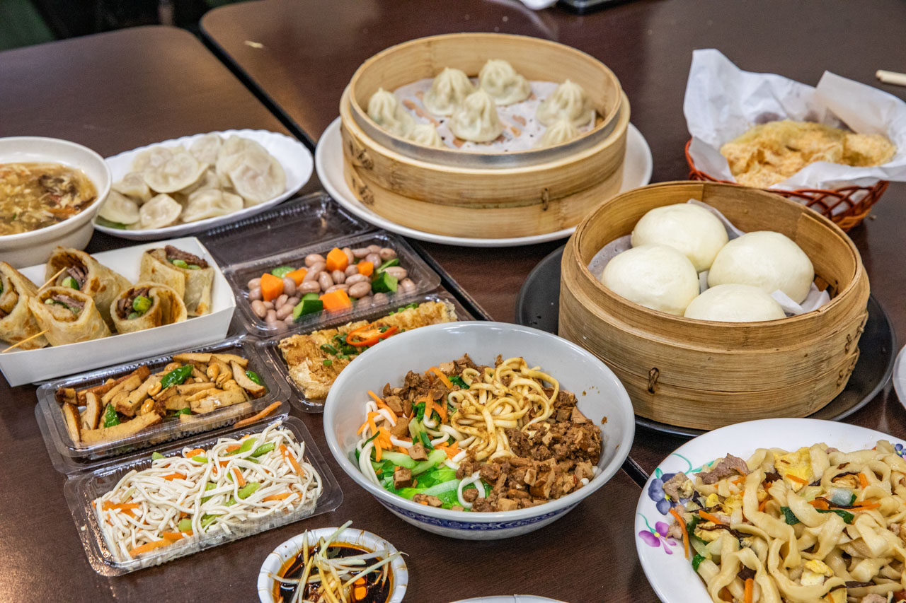 網站近期文章：二畝園麵館｜從開店排到打烊，連平日都是大客滿！在地人認證最強北方麵食館