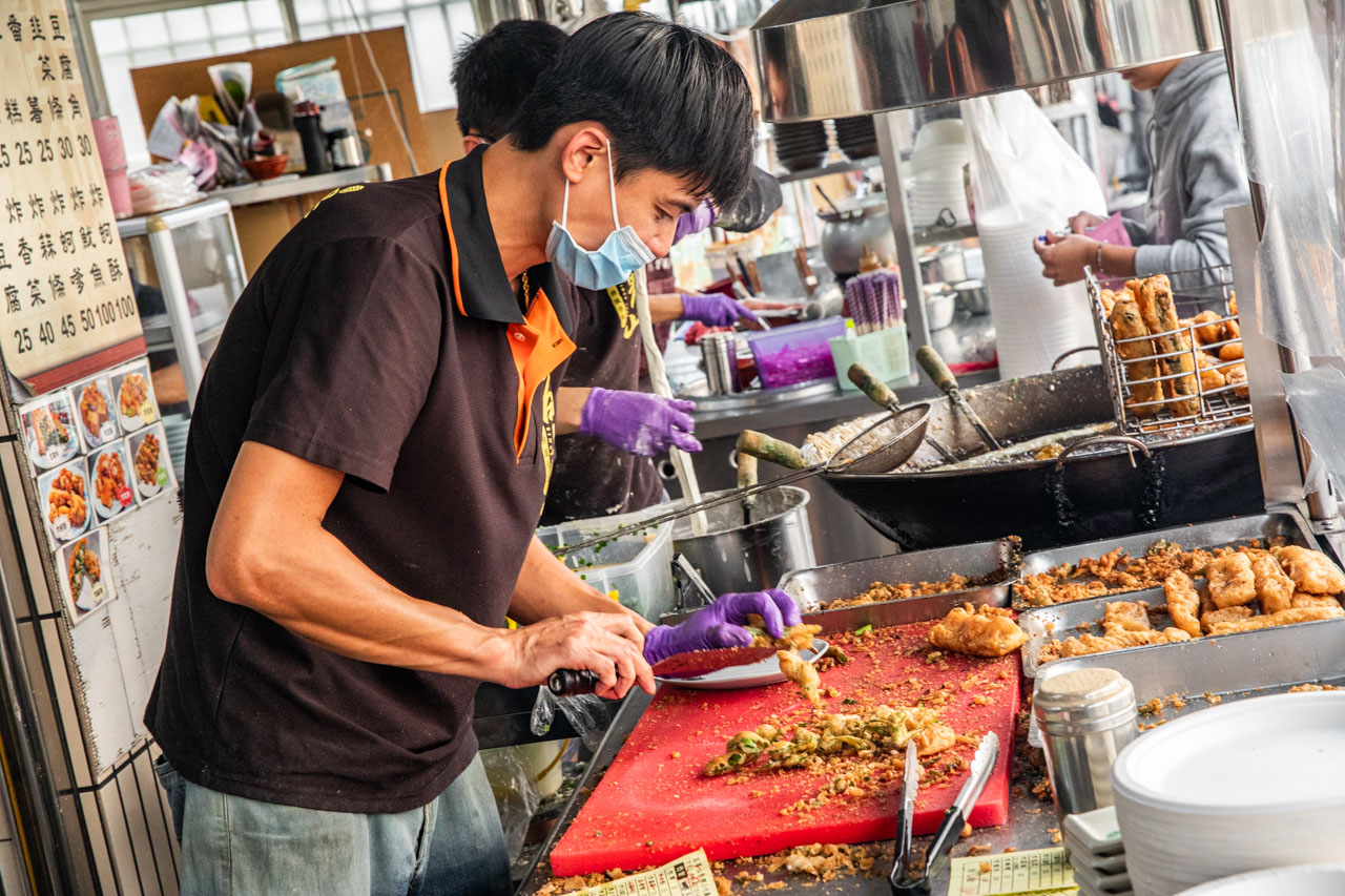 網站近期文章：百果山炸粿小吃攤｜超過五十年歷史超人氣台式炸物攤，薄脆麵衣有夠酥香，炸香菜、蚵嗲更是一絕