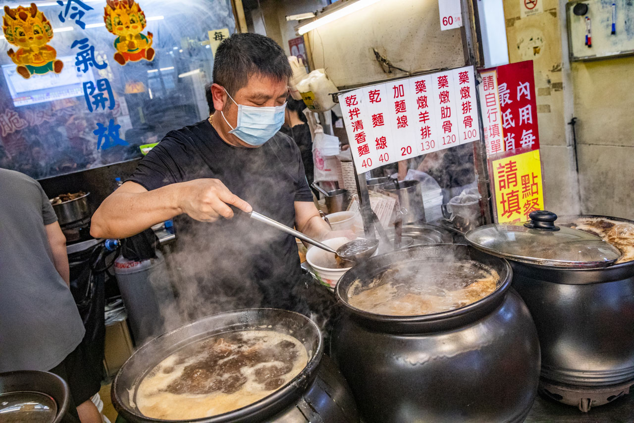 網站近期文章：宋家藥燉排骨臭豆腐｜一開門就人潮爆滿！慢火精燉中藥香陶甕藥燉排骨，再加一盤酥炸臭豆腐超強美味組合技