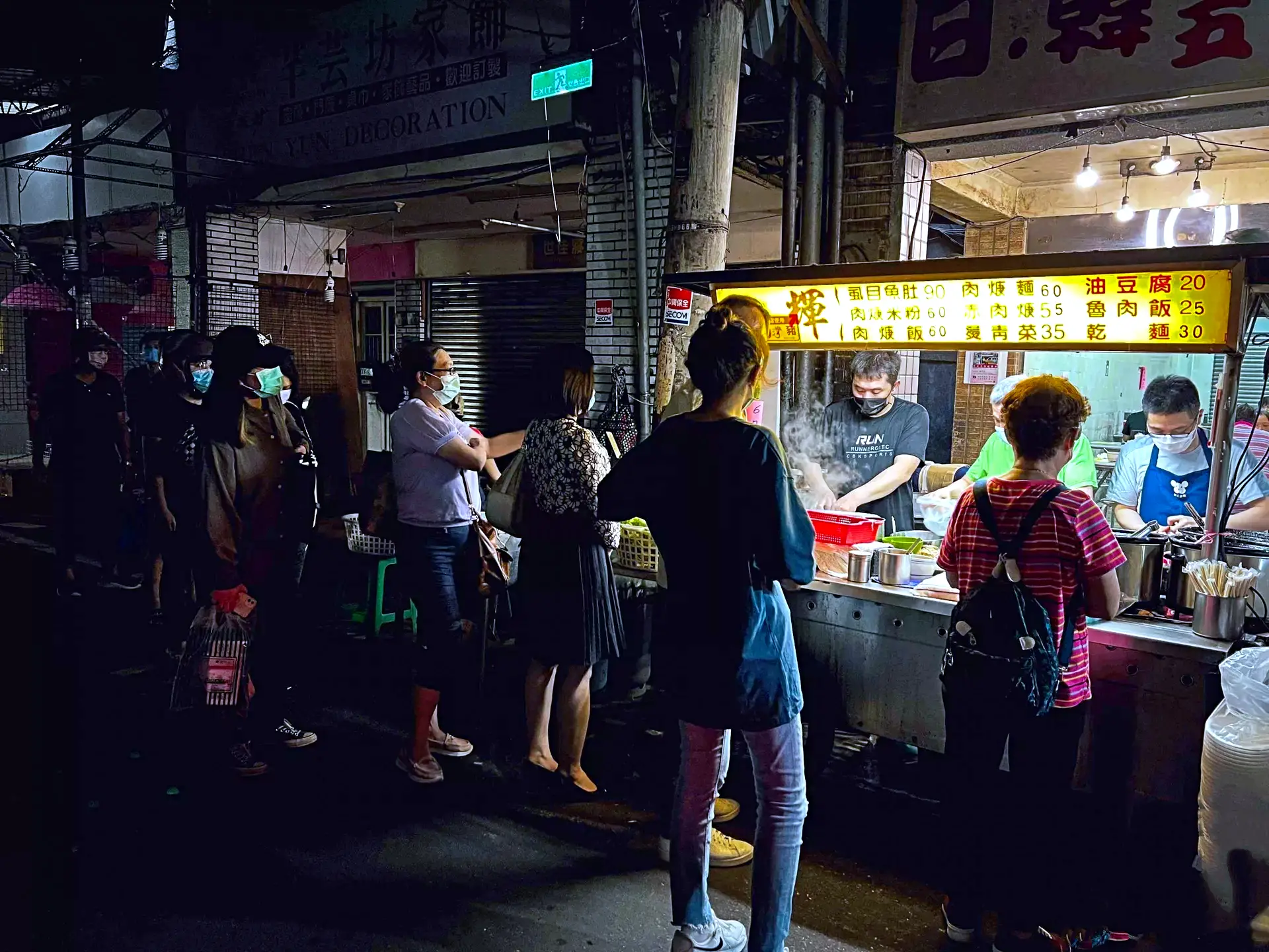 網站近期文章：只賣晚上越晚人越多！隱身市場內排隊肉羹名店，湯鮮味美還有滿滿大塊肉羹