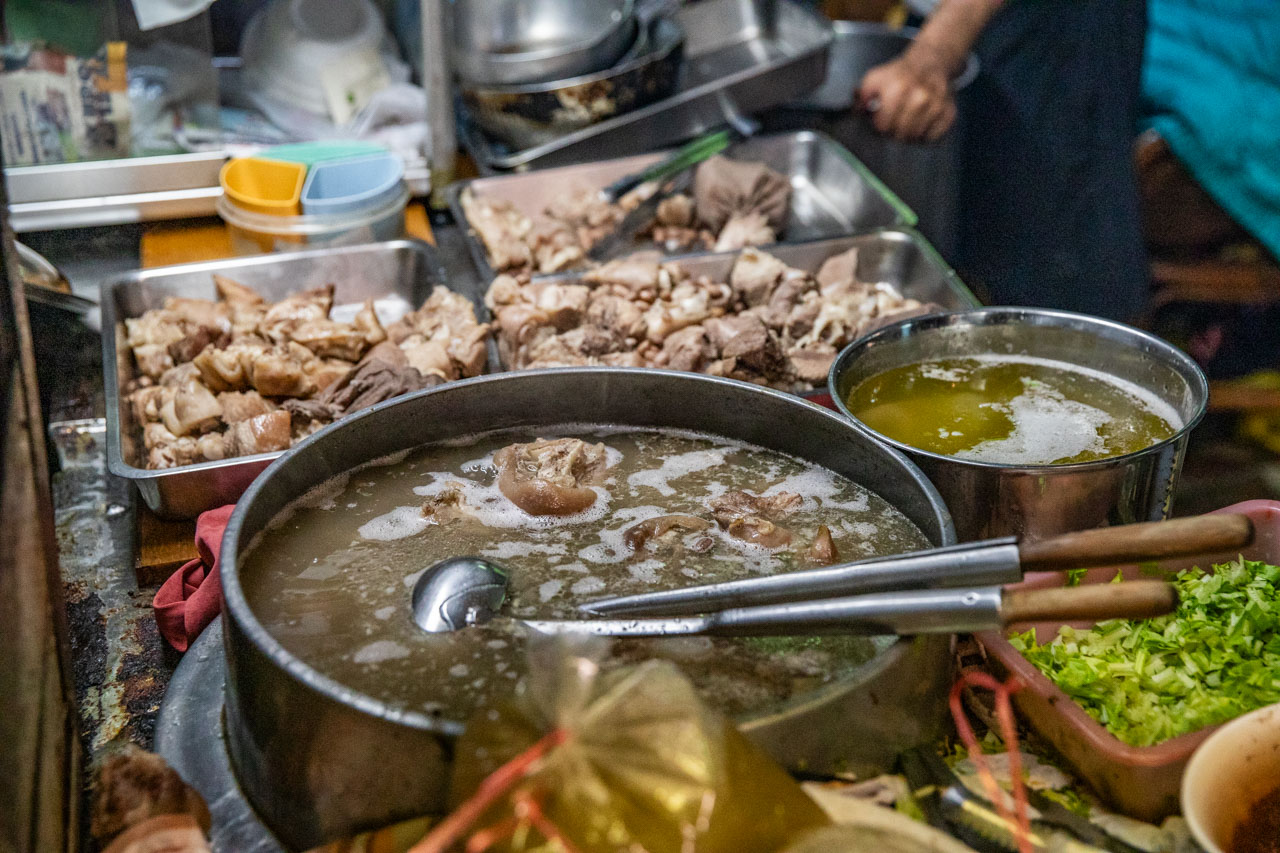 網站近期文章：飛機路花生豬腳｜沒有招牌、環境簡陋，機場旁花生豬腳名店，靠一碗花生豬腳湯屹立不搖30餘年