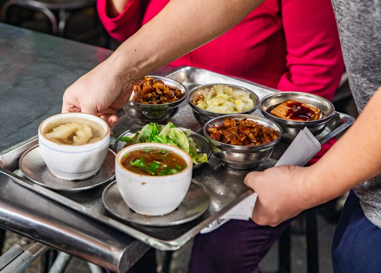 網站近期文章：曉迪筒仔米糕｜全天候人潮洶湧！鹹甜濃郁重口味滷豬腳、滷肉飯必點