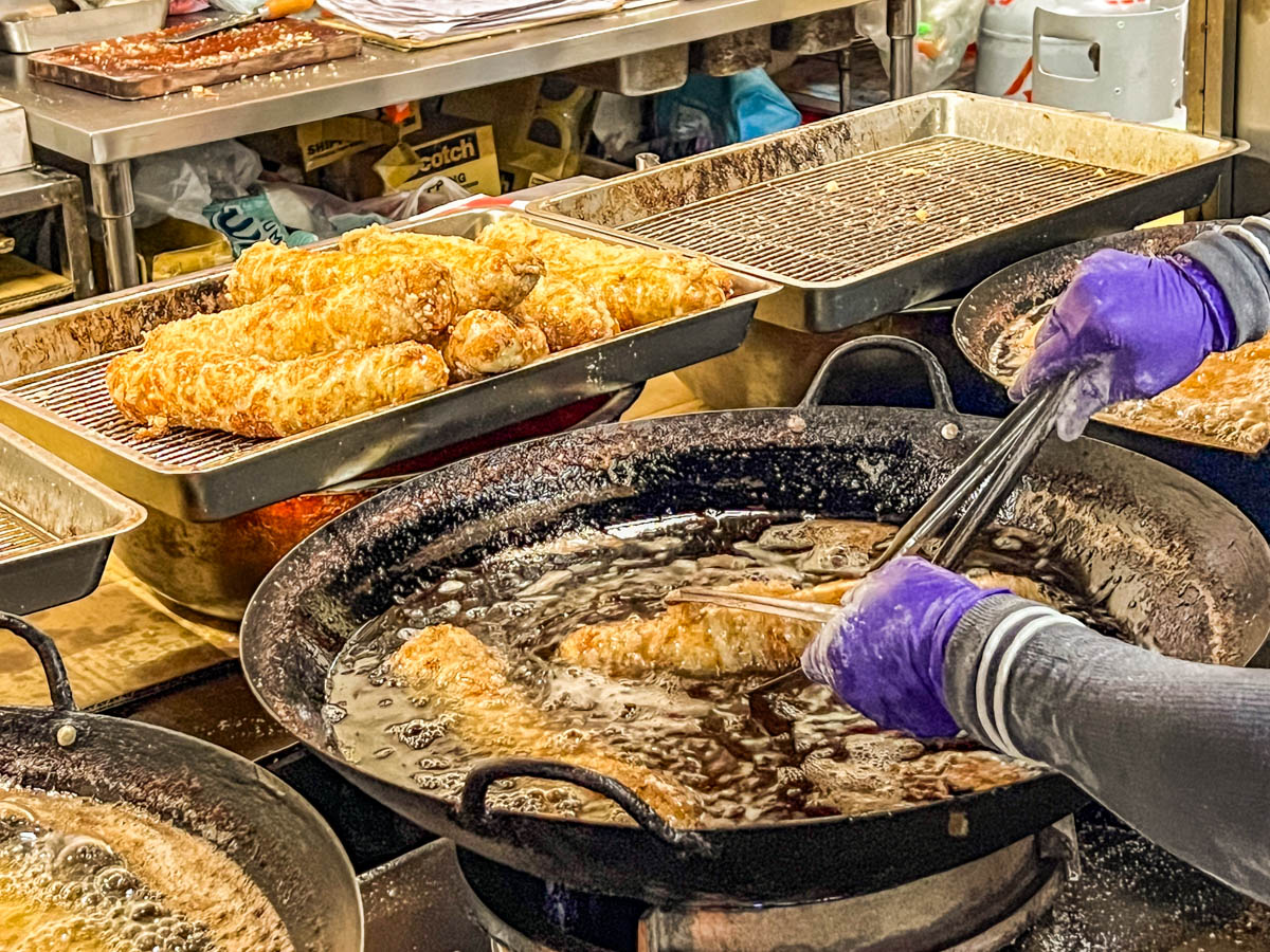 網站近期文章：阿富網絲肉捲｜還沒開門營業就大排隊！傳統老市場內老字號現炸巨大肉捲