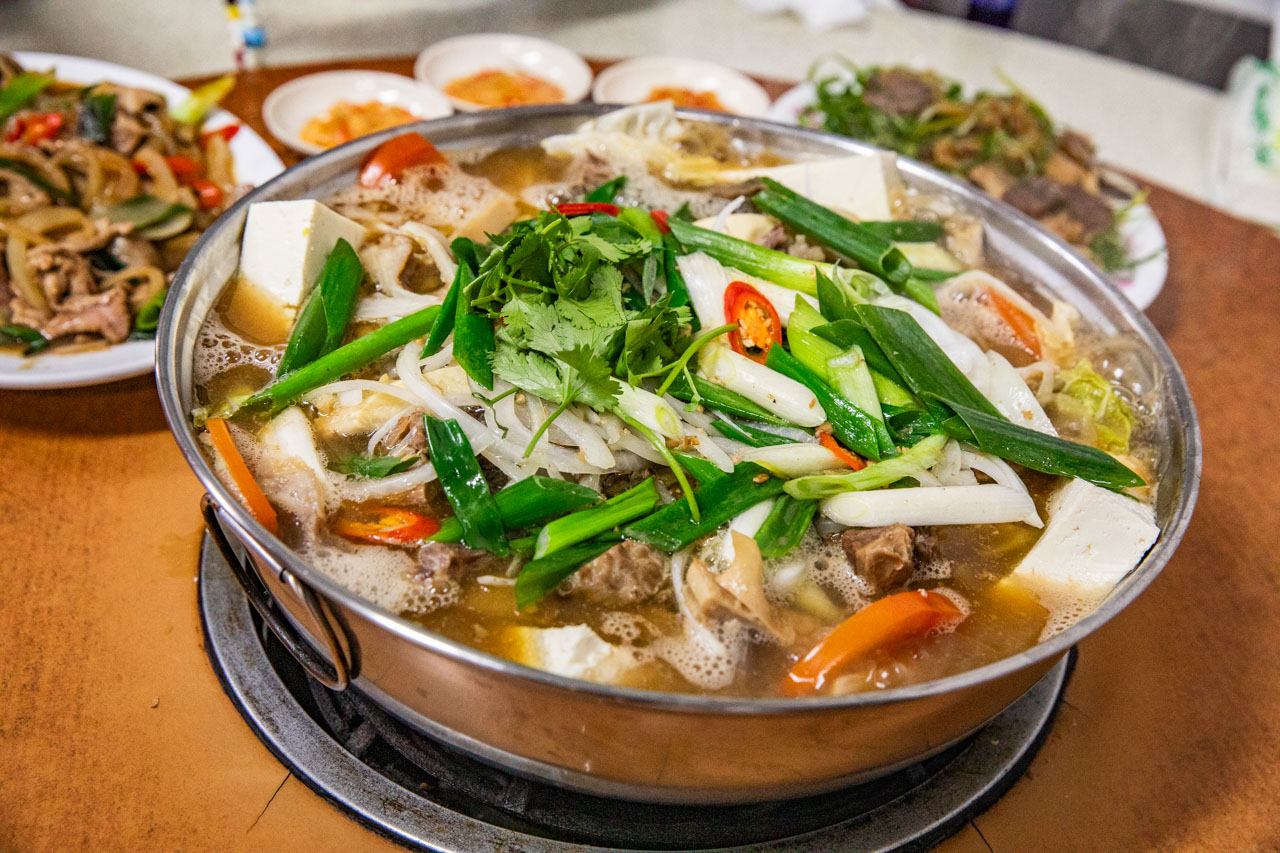 網站近期文章：牛家莊｜滿滿一大鍋牛腩、牛雜、蔬菜牛肉火鍋只要$700！60年歷史全牛料理專賣店