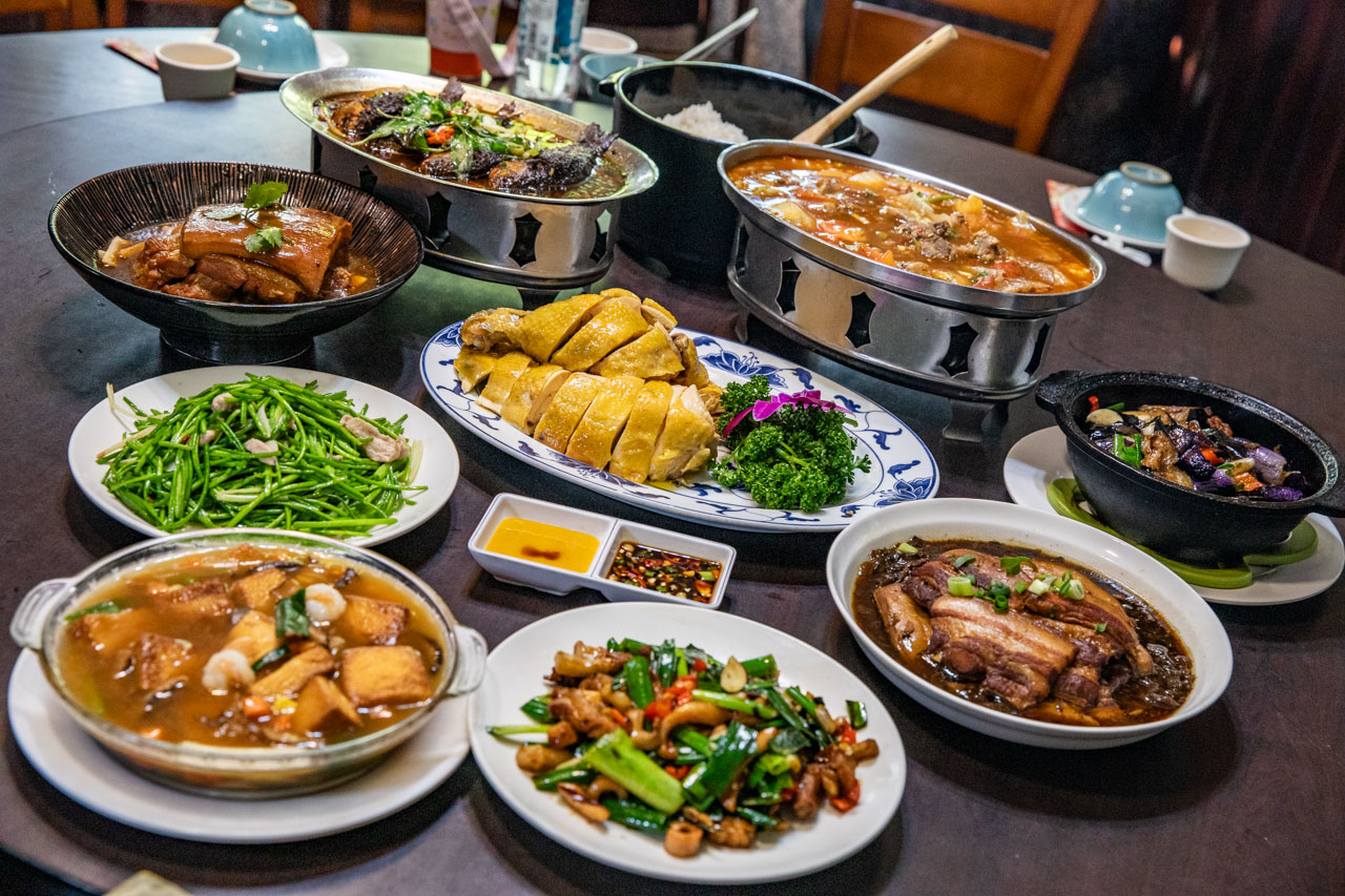 網站近期文章：糧園茶藝客家小館｜連平日都客滿！經典客家菜任點無雷，藏身巷弄超過四十年歷史客家菜名店