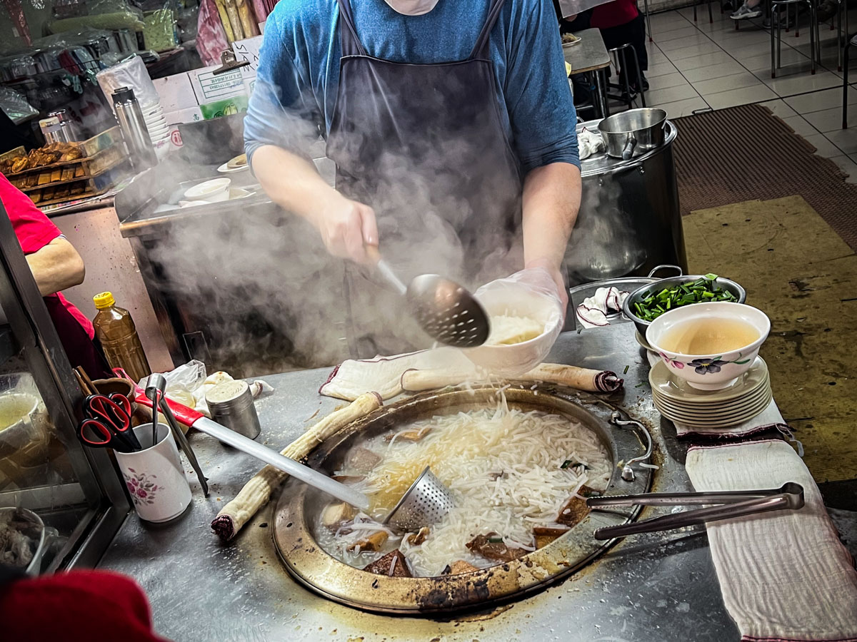 網站近期文章：桃園南門市場米粉湯｜傳統市場老字號米粉湯，湯頭鮮甜很耐吃，必點黑白切骨仔肉，吃米粉配小菜在地人標配