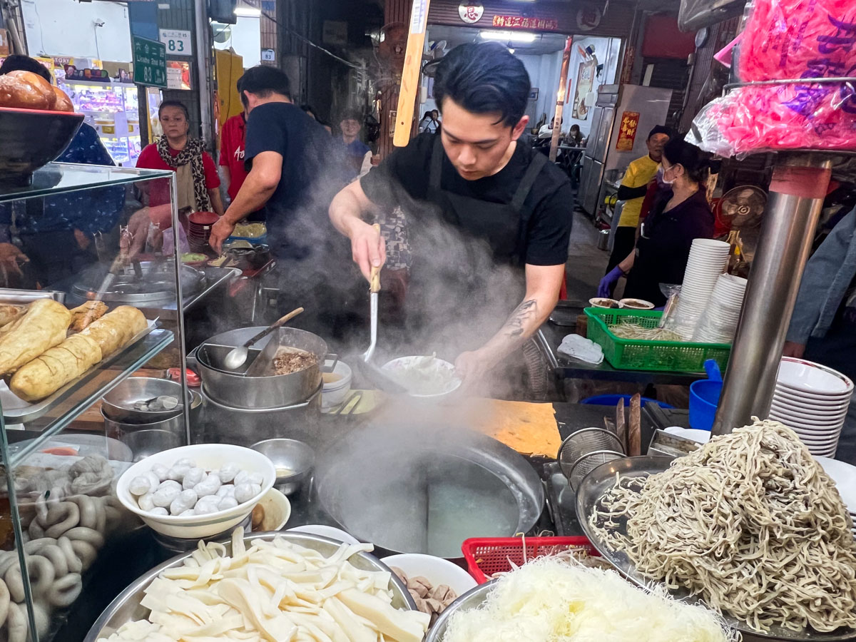 六合夜市美食,老店麵鹽水意麵,高雄美食
