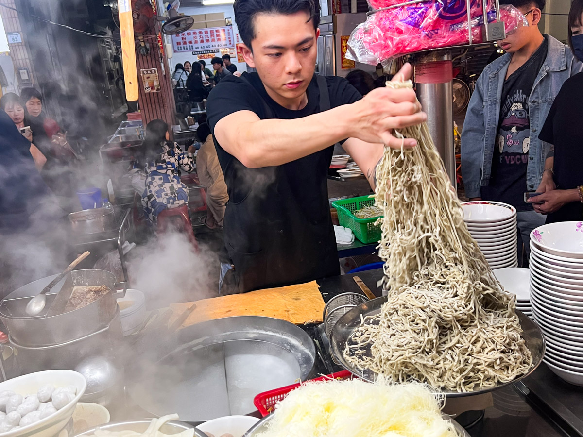 六合夜市美食,老店麵鹽水意麵,高雄美食