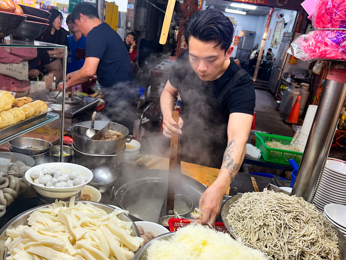 網站近期文章：老店麵鹽水意麵｜老闆也太帥啦！三十年歷史老字號鹽水意麵，Q彈意麵淋上傳承肉燥滷汁超好吃