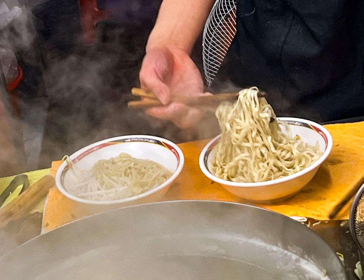 六合夜市美食,老店麵鹽水意麵,高雄美食