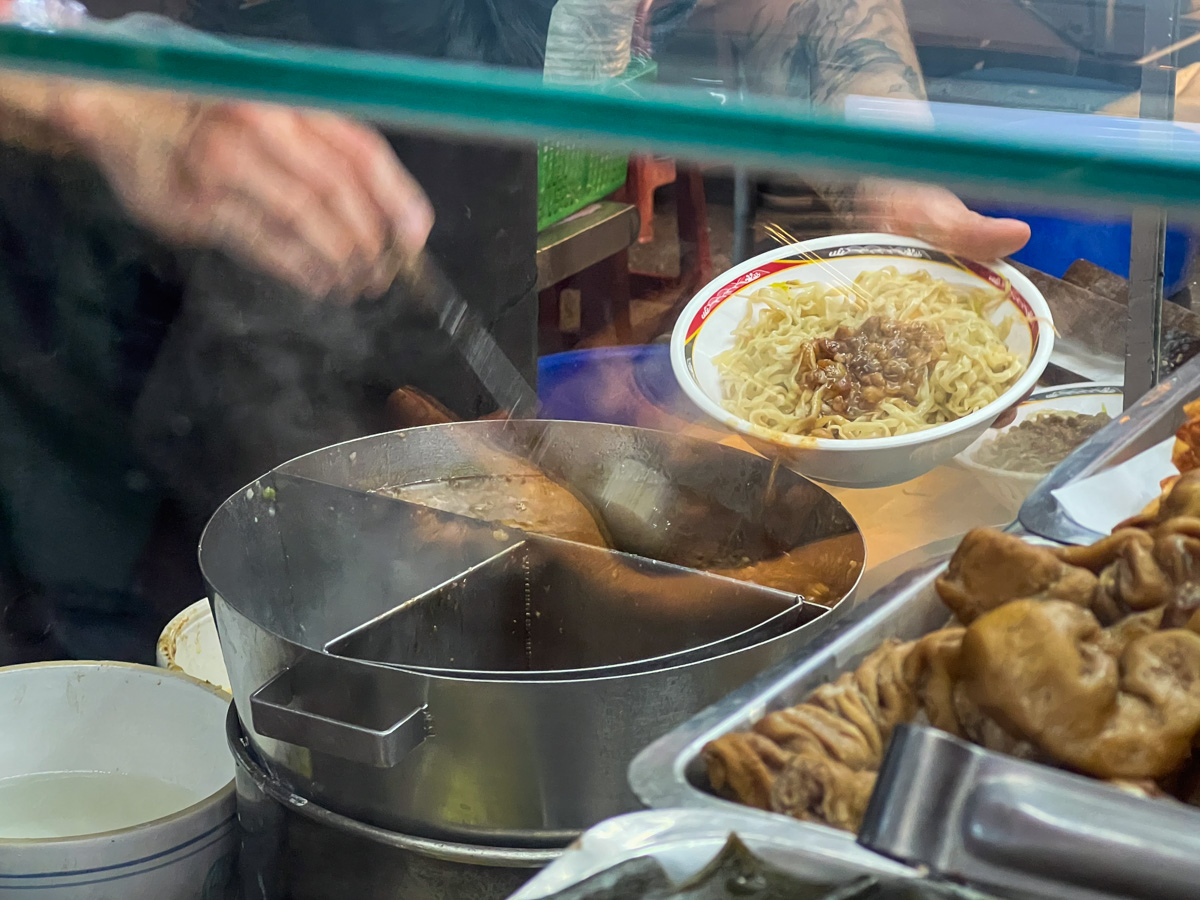六合夜市美食,老店麵鹽水意麵,高雄美食