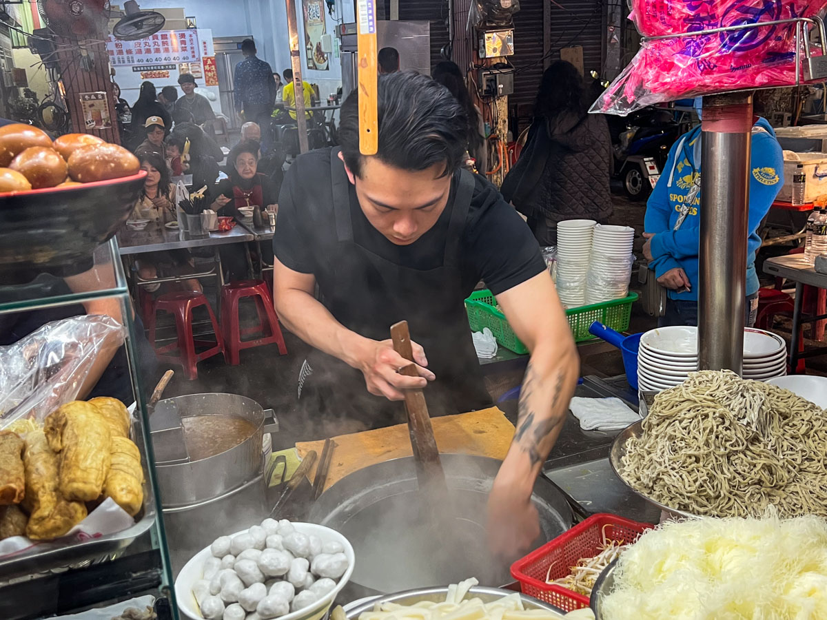 六合夜市美食,老店麵鹽水意麵,高雄美食