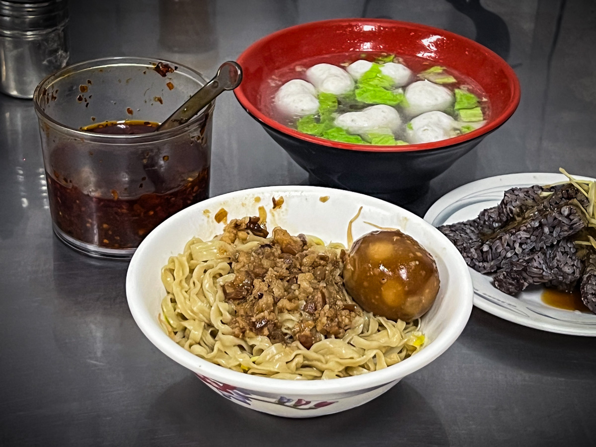 六合夜市美食,老店麵鹽水意麵,高雄美食