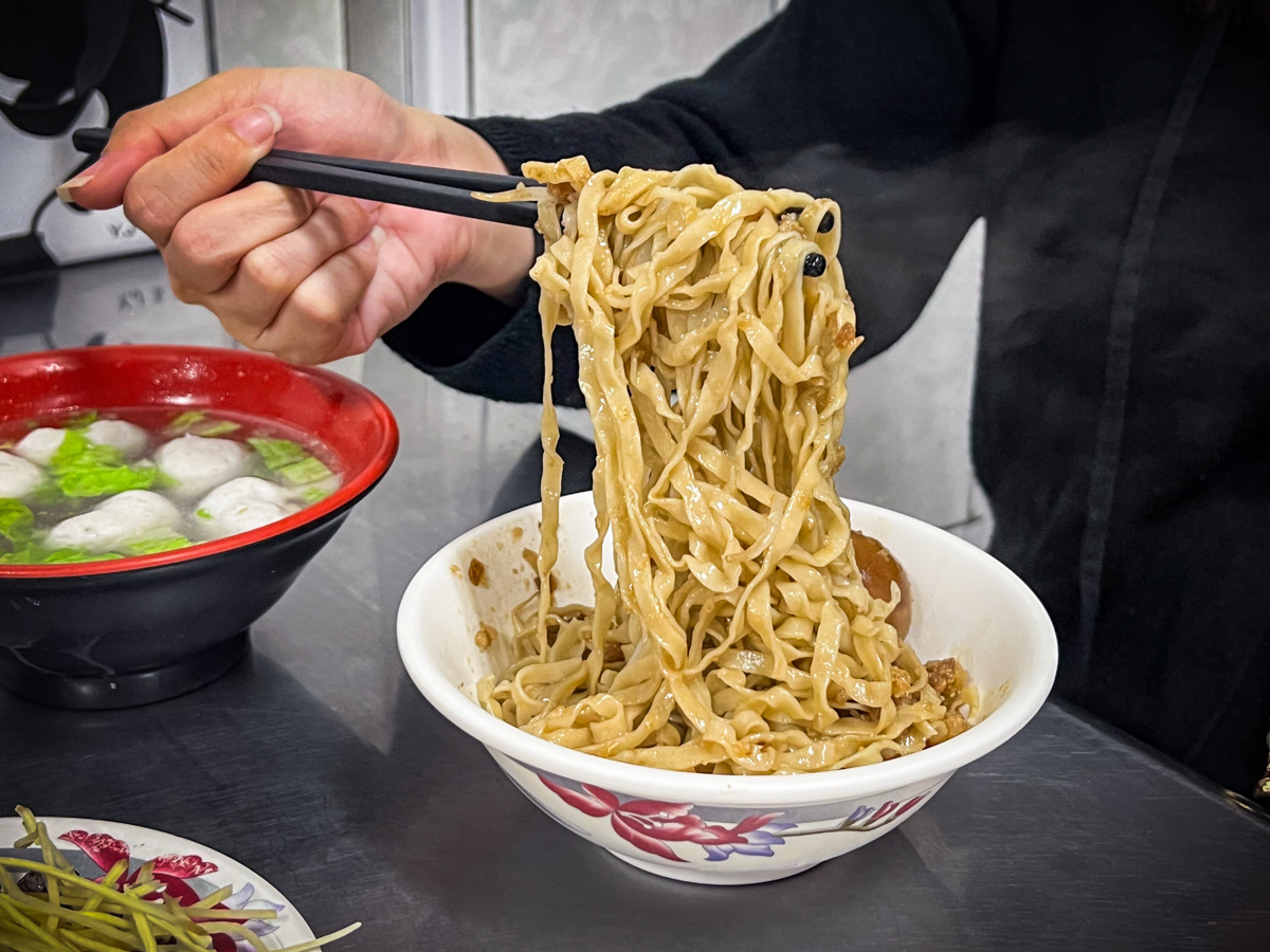 六合夜市美食,老店麵鹽水意麵,高雄美食