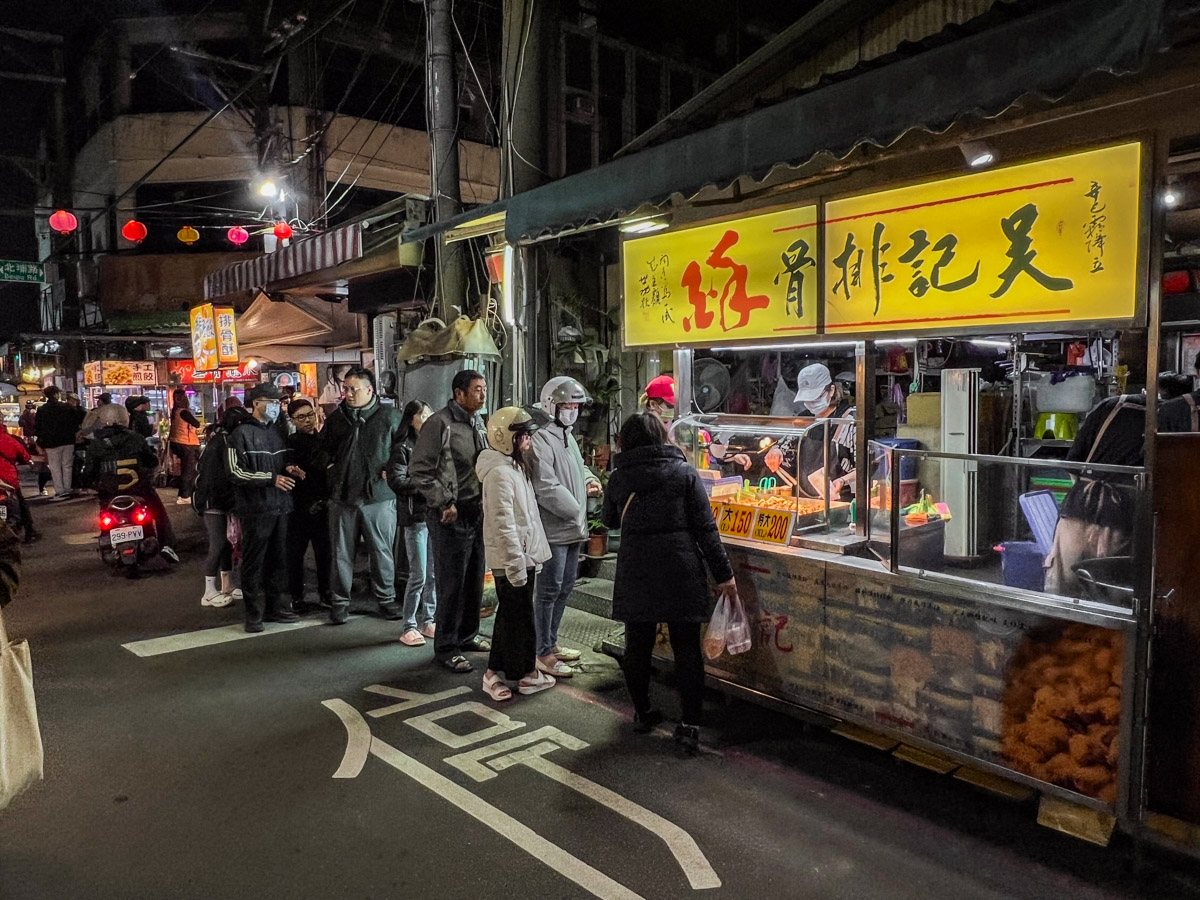 網站近期文章：吳記排骨酥｜還沒起鍋就已經超多人排隊等！香氣飄香整條街，整夜沒停過現炸酥香排骨酥