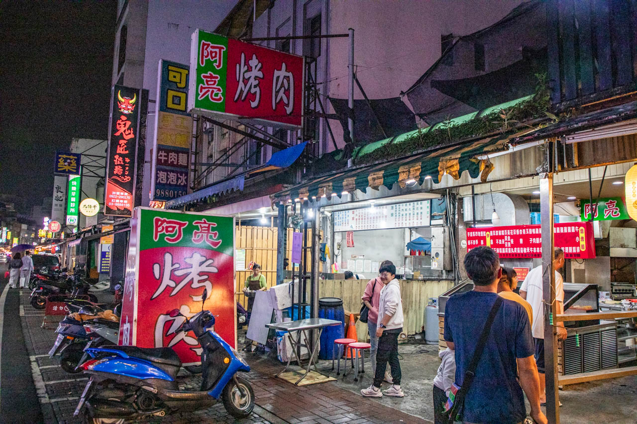 網站近期文章：阿亮烤肉｜燈亮才有賣！排隊起碼2小時起跳，號稱在地最強炭火串燒