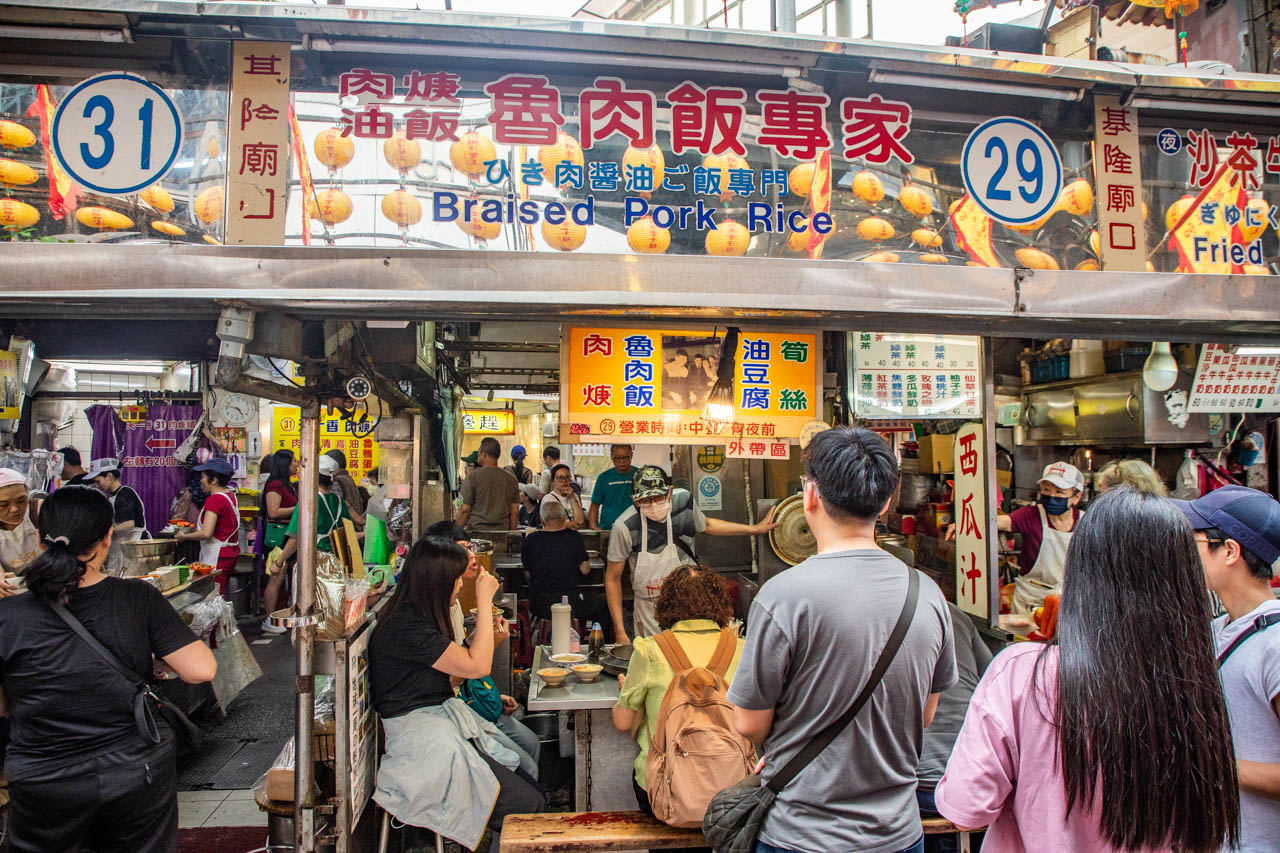 網站近期文章：魯肉飯專家｜低調的滷肉飯王者！在地人一面倒推薦，通通都是零錢價，好吃又不傷荷包