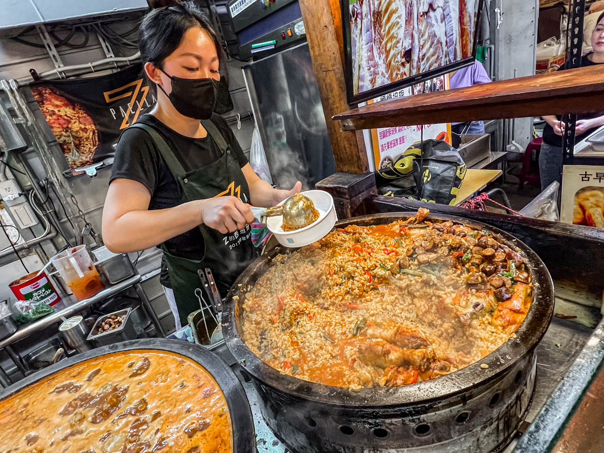 網站近期文章：ZPaella 西班牙燉飯｜大鐵鍋現煮料超多西班牙燉飯，夜市煮出專業水準，香氣十足配料多裡面還有雞腿！