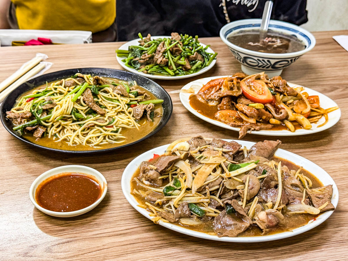 網站近期文章：郭家炒牛肉｜在地人從小吃到大的八十年老味道！大火爆炒夜市內炒牛肉專家