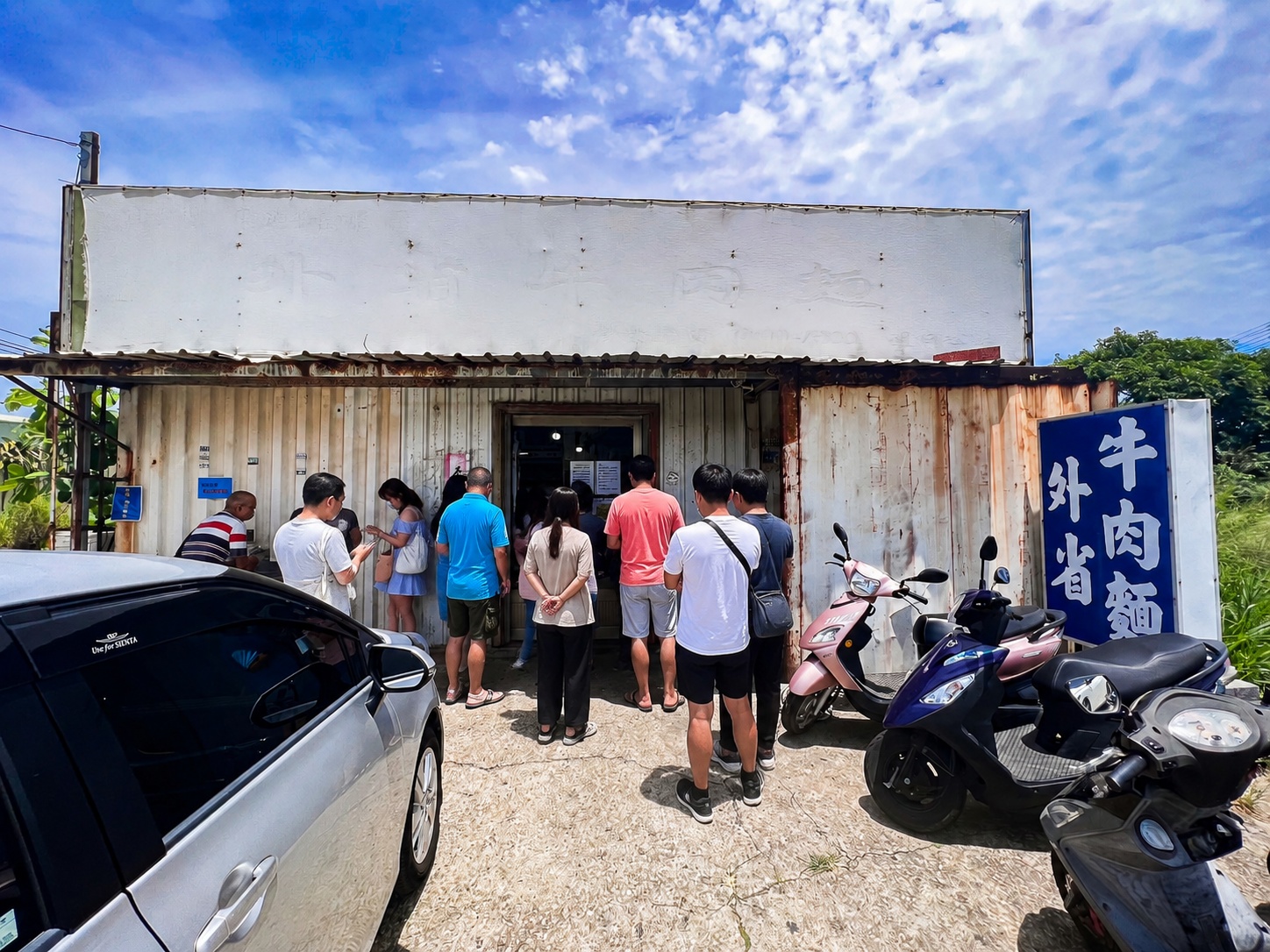 網站近期文章：連招牌都斑駁的老舊鐵皮屋，竟然是超高人氣牛肉麵店？