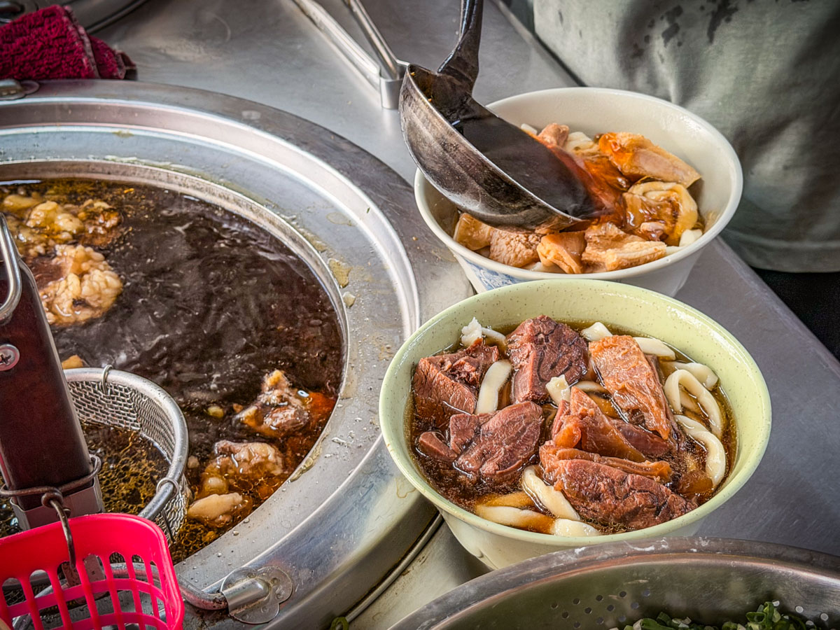 網站近期文章：這碗牛肉麵只要百元真的合理嗎？牛肉放滿滿，連小碗都大到嚇人！CP值直接打趴一堆名店
