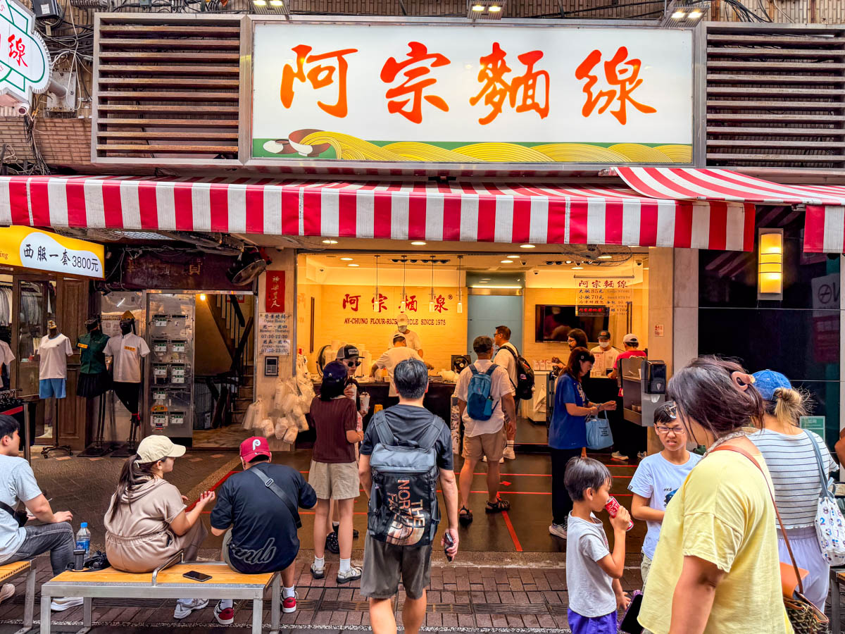 網站近期文章：連外國觀光客都特地飛來吃！沒座位大家手捧麵線站著吃的街頭奇景