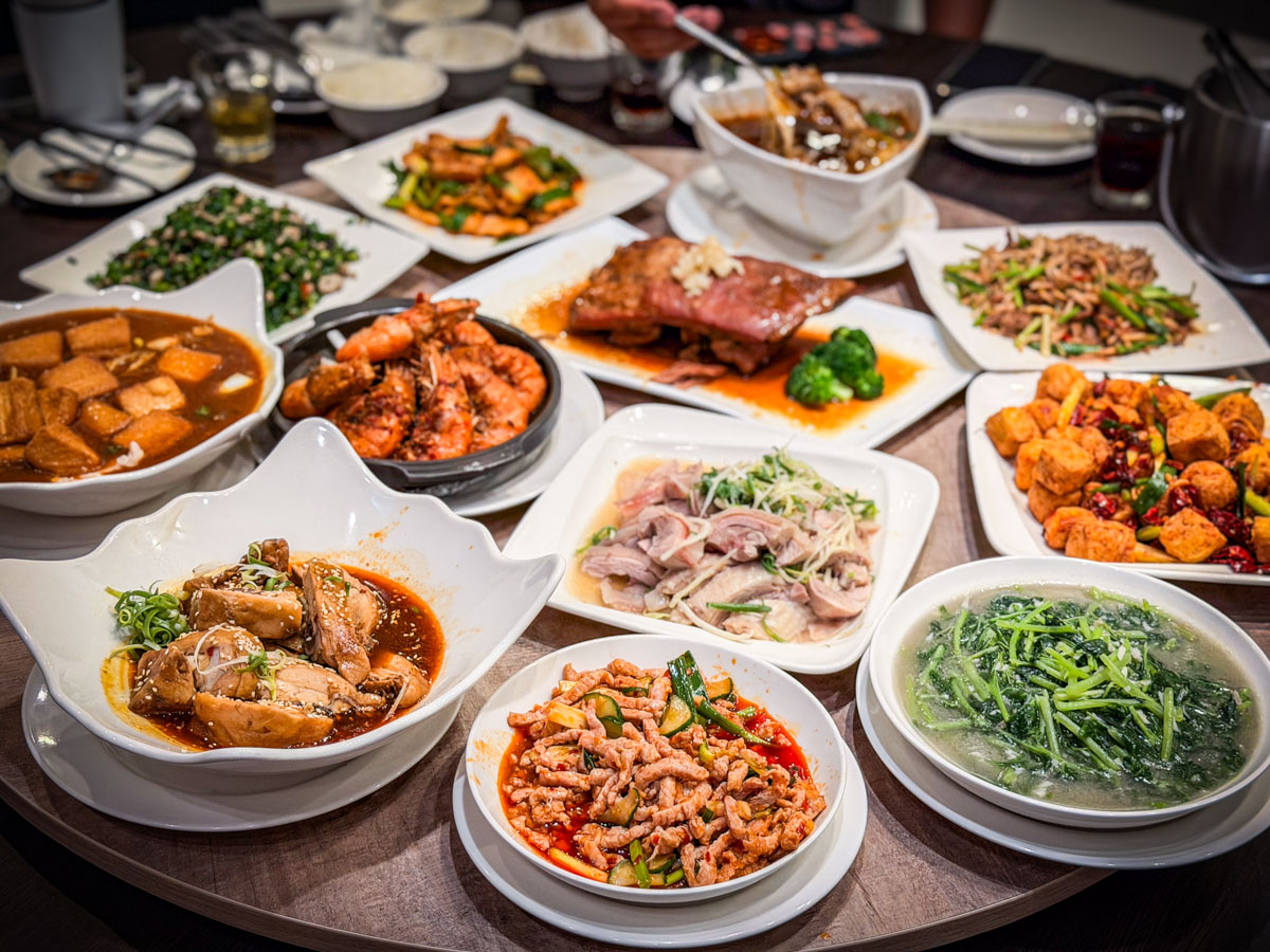 網站近期文章：兆元男輝達黃仁勳最愛川菜館，料理菜色種類多又好吃，開了三家分店還是很難訂位