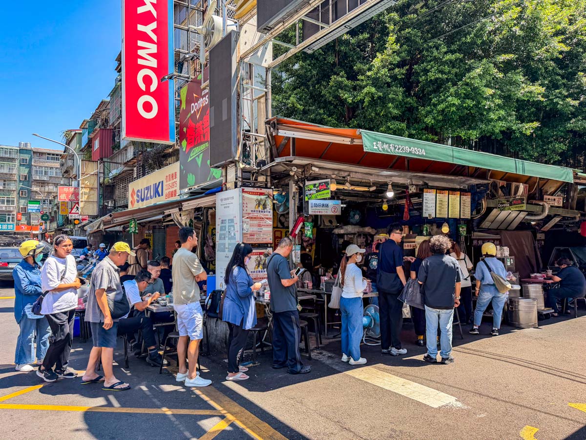 網站近期文章：夜市門口排隊老店，開門營業就排到收攤！滷香透徹膠質滿滿嫩豬腳、肥瘦相間好吃滷肉飯