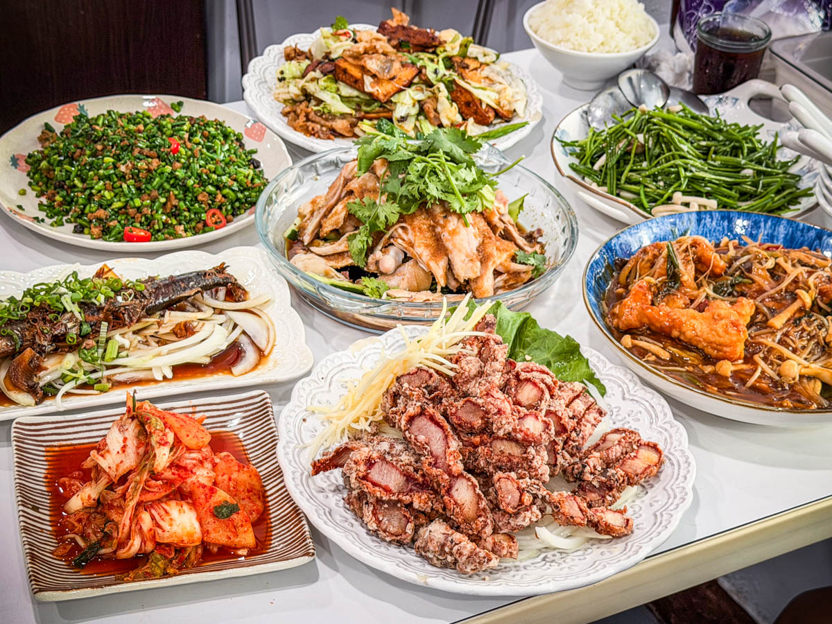 網站近期文章：梅苑小館｜低調經營超過四十年熱炒小飯館，點滿一桌2000元有找，份量還超大